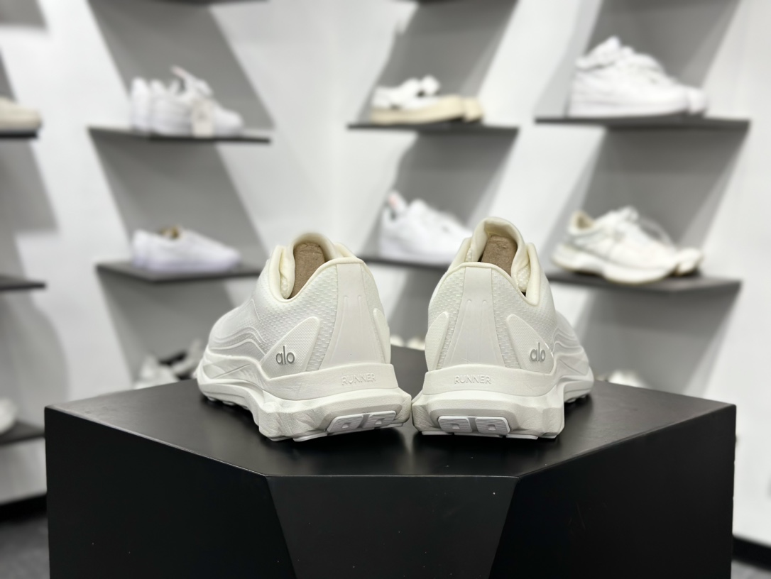 ALOalo yoga Alo Runner 白色 舒适百搭透气低帮跑步鞋
