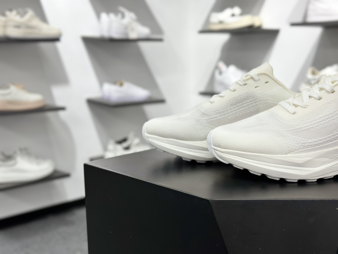 ALOalo yoga Alo Runner 白色 舒适百搭透气低帮跑步鞋