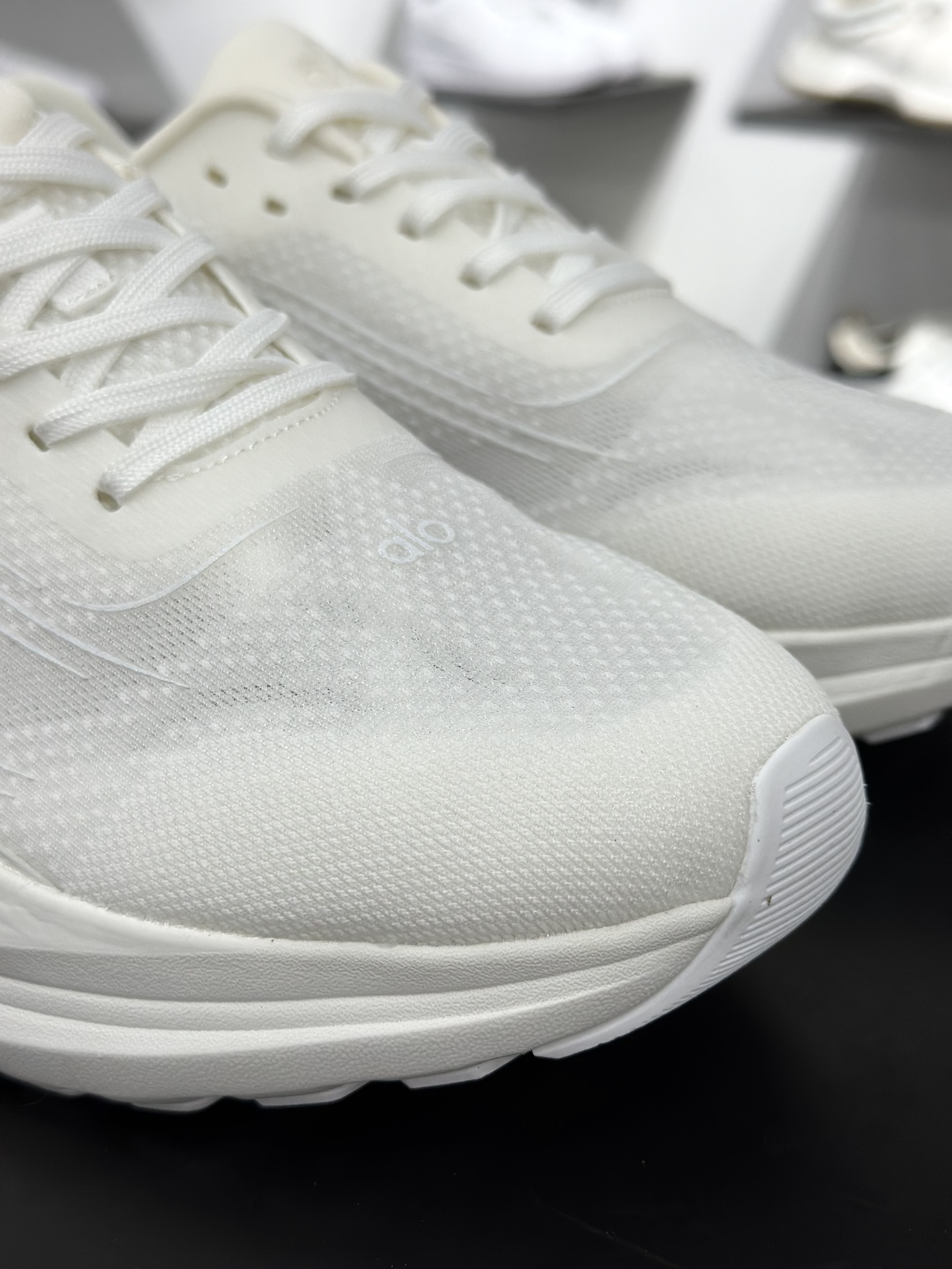 ALOalo yoga Alo Runner 白色 舒适百搭透气低帮跑步鞋