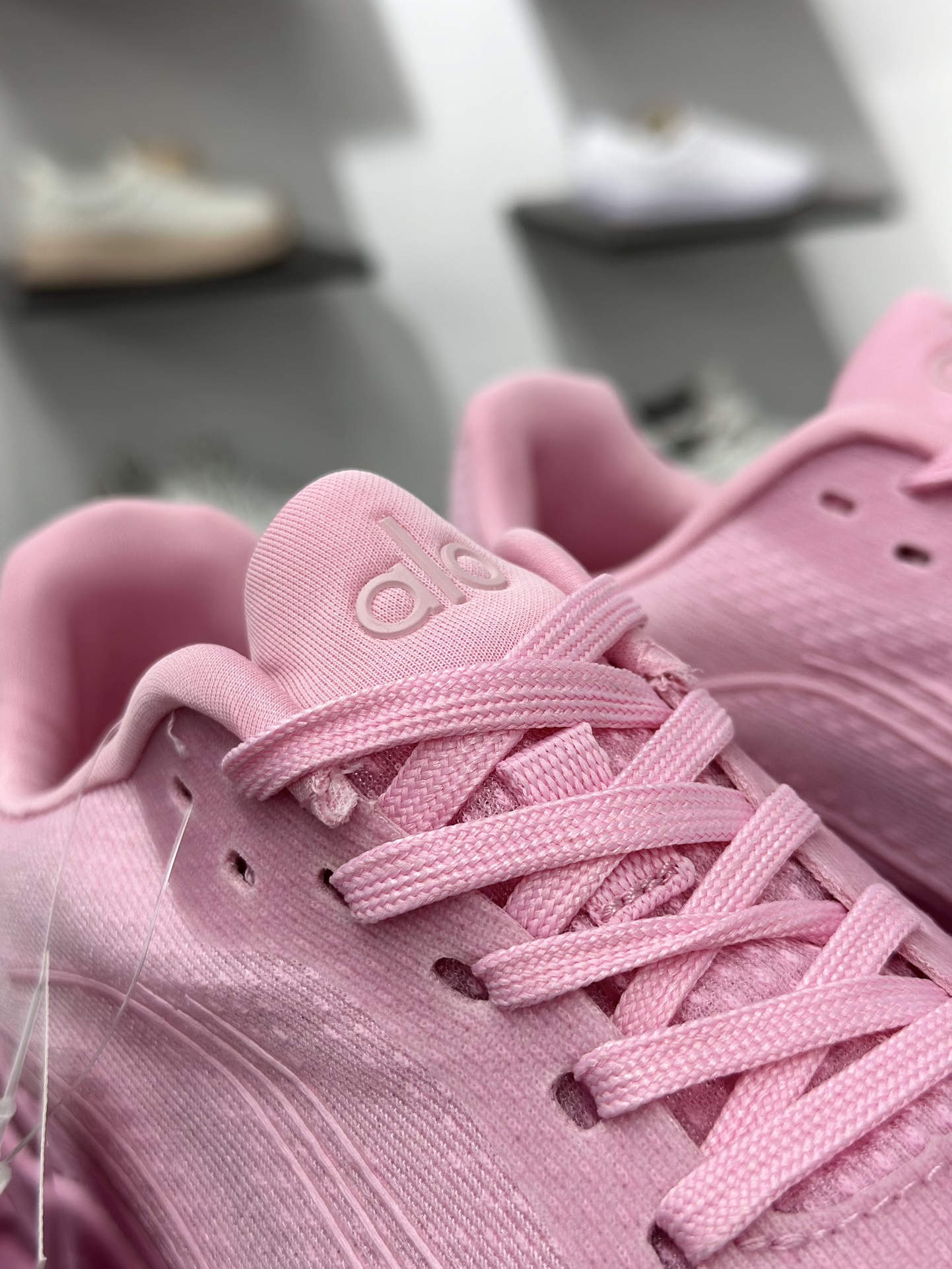 ALOalo yoga Alo Runner 粉色 舒适百搭透气低帮跑步鞋 ALOalo yoga Alo Runner 粉色 舒适百搭透气低帮跑步鞋