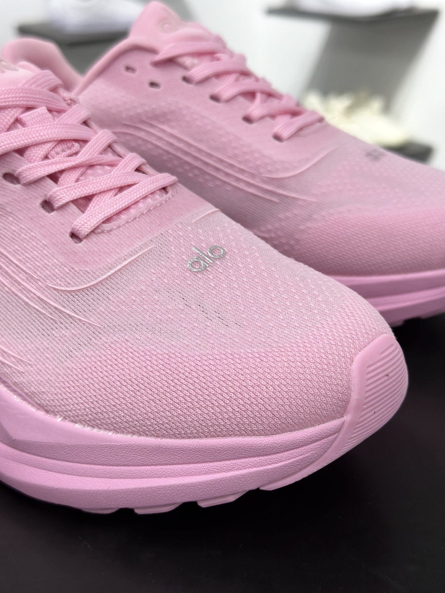 ALOalo yoga Alo Runner 粉色 舒适百搭透气低帮跑步鞋 ALOalo yoga Alo Runner 粉色 舒适百搭透气低帮跑步鞋