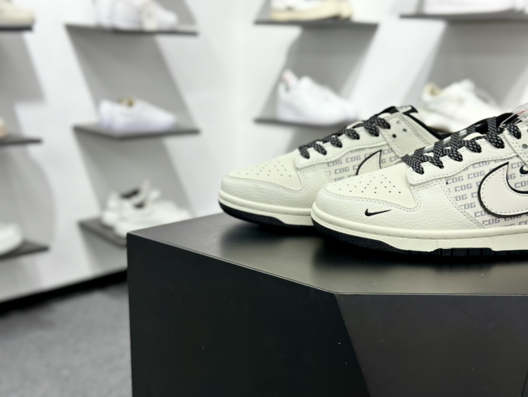 Nike SB Dunk Low 北面联名 黑白三小勾 周年高端定制 低帮休闲板鞋 SC9207-423 Nike SB Dunk Low 北面联名 黑白三小勾 周年高端定制 低帮休闲板鞋 SC9207-423