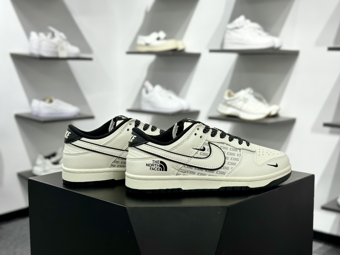 Nike SB Dunk Low 北面联名 黑白三小勾 周年高端定制 低帮休闲板鞋 SC9207-423 Nike SB Dunk Low 北面联名 黑白三小勾 周年高端定制 低帮休闲板鞋 SC9207-423