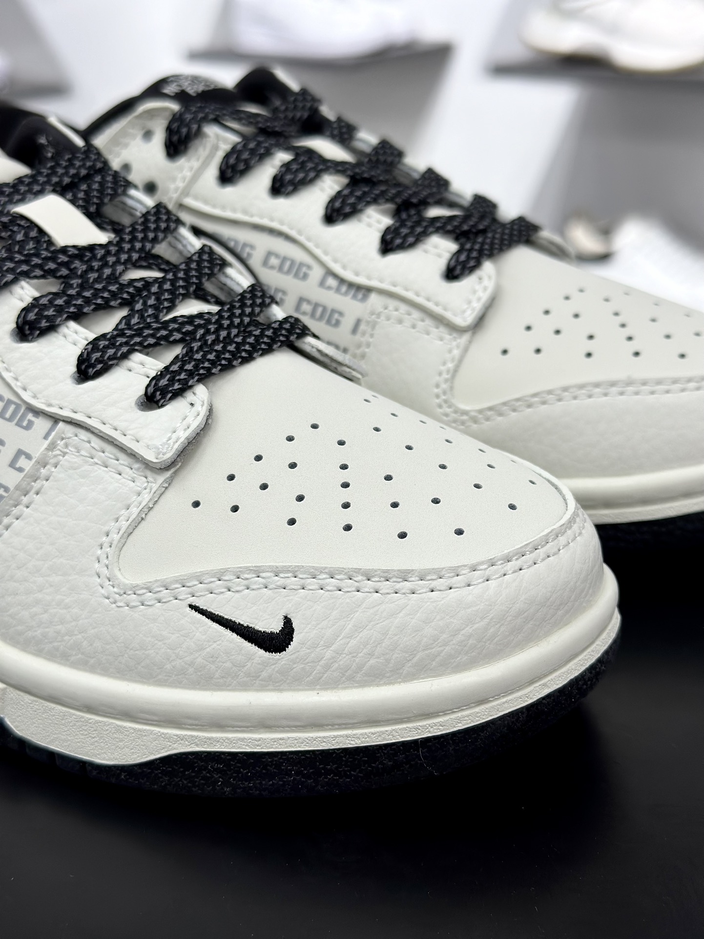 Nike SB Dunk Low 北面联名 黑白三小勾 周年高端定制 低帮休闲板鞋 SC9207-423 Nike SB Dunk Low 北面联名 黑白三小勾 周年高端定制 低帮休闲板鞋 SC9207-423