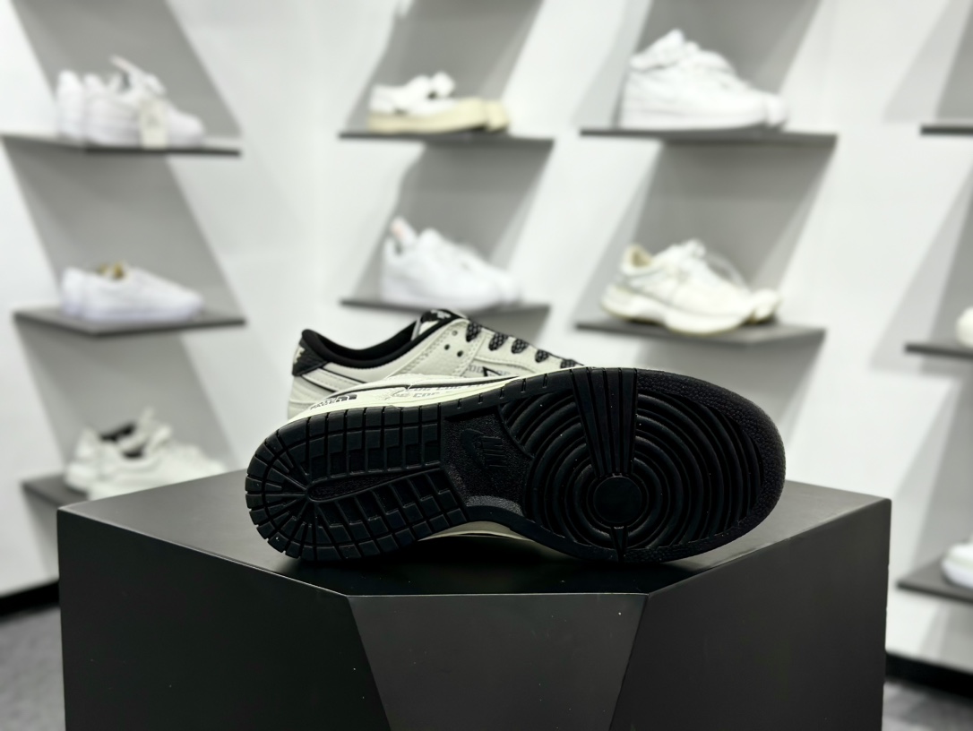 Nike SB Dunk Low 北面联名 黑白三小勾 周年高端定制 低帮休闲板鞋 SC9207-423 Nike SB Dunk Low 北面联名 黑白三小勾 周年高端定制 低帮休闲板鞋 SC9207-423