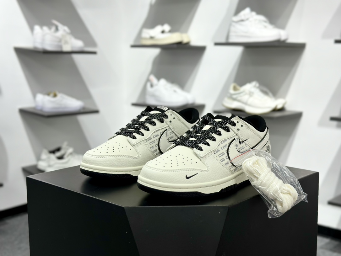 Nike SB Dunk Low 北面联名 黑白三小勾 周年高端定制 低帮休闲板鞋 SC9207-423 Nike SB Dunk Low 北面联名 黑白三小勾 周年高端定制 低帮休闲板鞋 SC9207-423