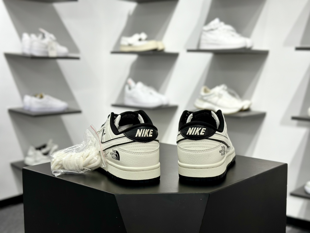 Nike SB Dunk Low 北面联名 黑白三小勾 周年高端定制 低帮休闲板鞋 SC9207-423 Nike SB Dunk Low 北面联名 黑白三小勾 周年高端定制 低帮休闲板鞋 SC9207-423
