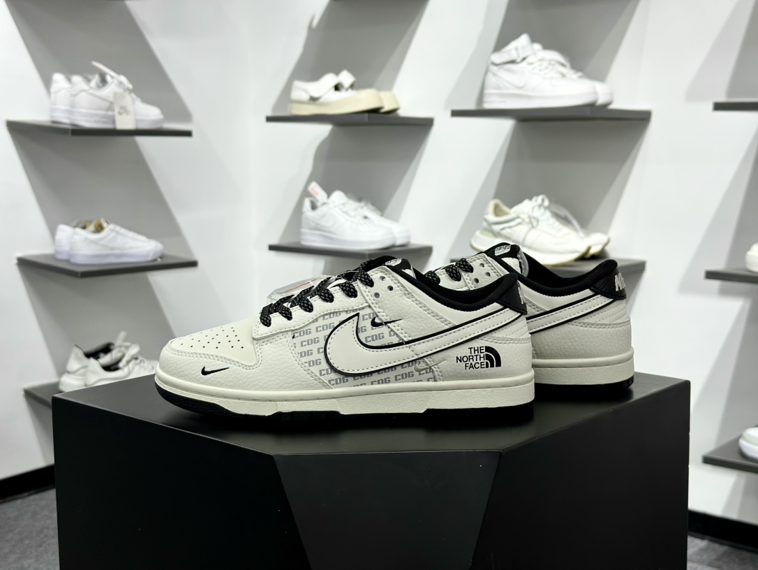 Nike SB Dunk Low 北面联名 黑白三小勾 周年高端定制 低帮休闲板鞋 SC9207-423 Nike SB Dunk Low 北面联名 黑白三小勾 周年高端定制 低帮休闲板鞋 SC9207-423