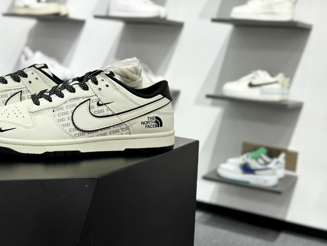 Nike SB Dunk Low 北面联名 黑白三小勾 周年高端定制 低帮休闲板鞋 SC9207-423 Nike SB Dunk Low 北面联名 黑白三小勾 周年高端定制 低帮休闲板鞋 SC9207-423