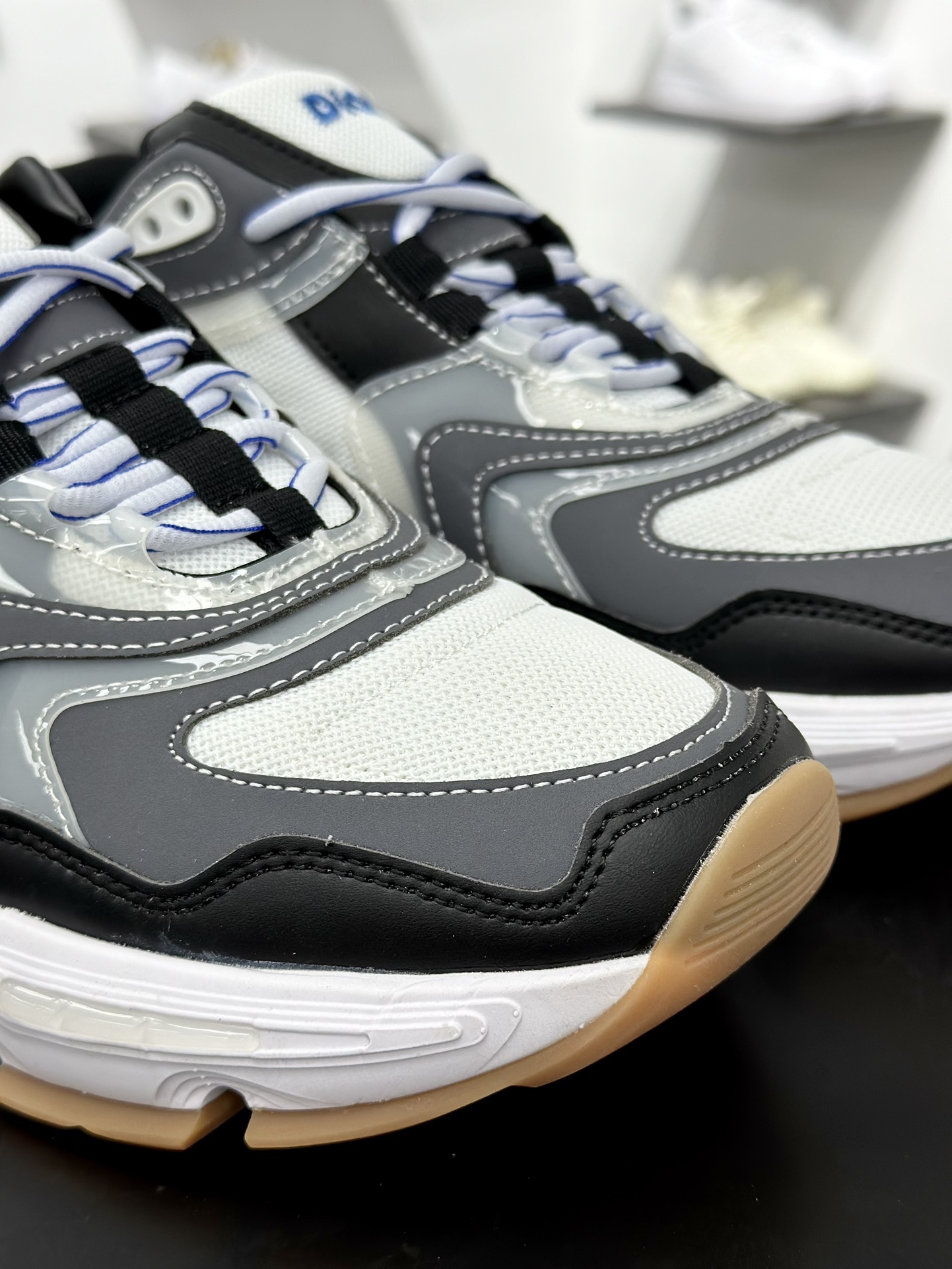 DIOR迪奥 CD1低帮 网面 运动休闲鞋 鞋舌饰以‘DIOR’标志 搭配轻盈的橡胶鞋底  3SN260ZGY