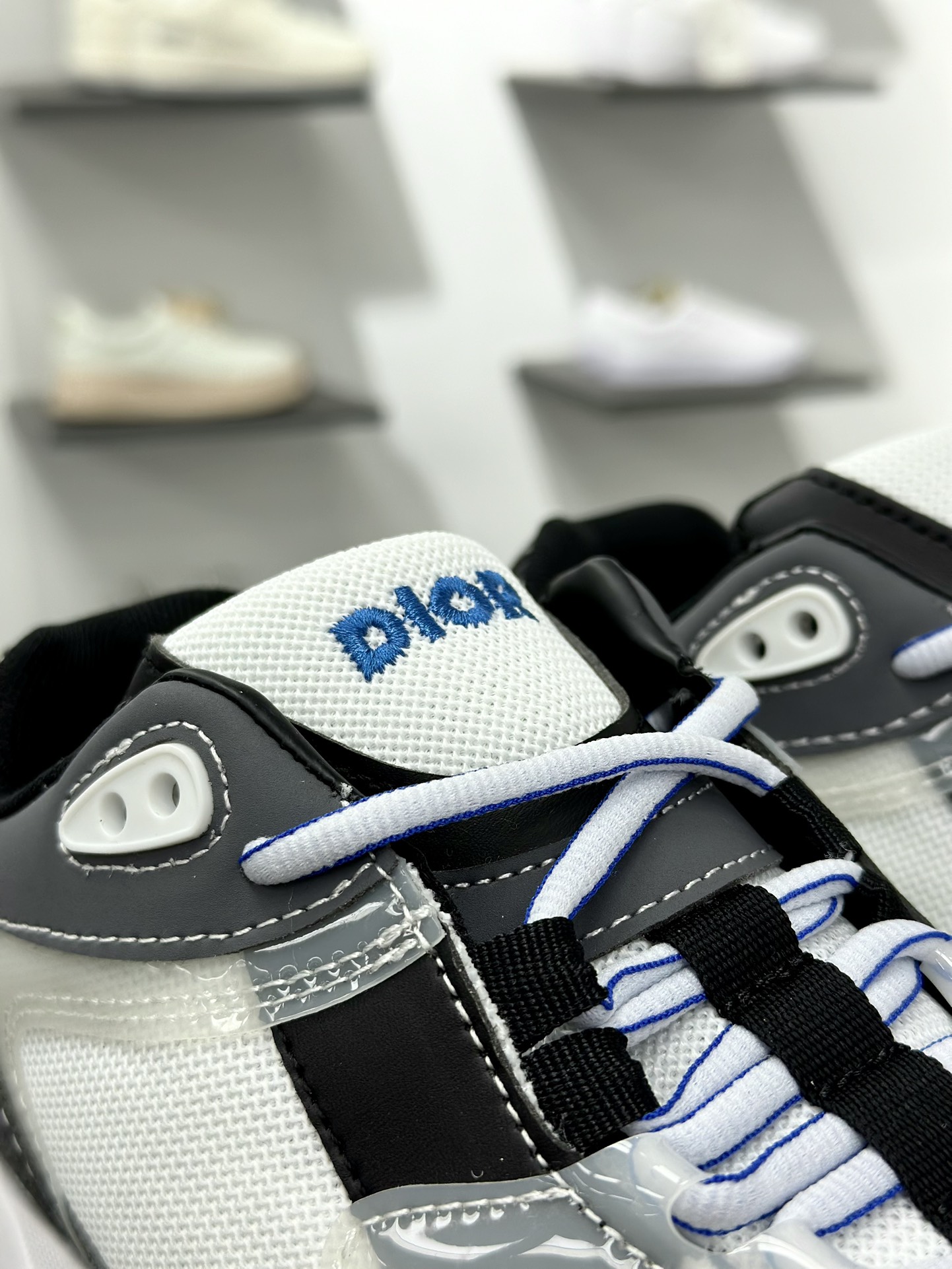 DIOR迪奥 CD1低帮 网面 运动休闲鞋 鞋舌饰以‘DIOR’标志 搭配轻盈的橡胶鞋底  3SN260ZGY