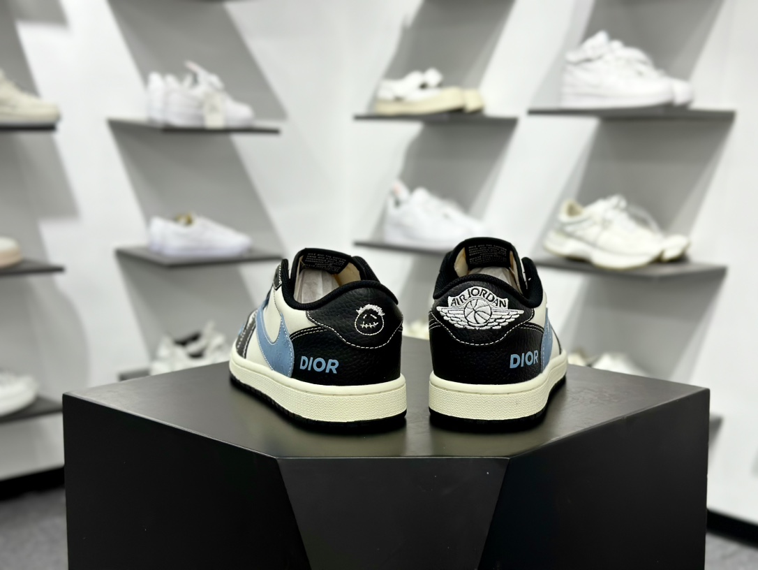 Travis Scott x Fragment Design x Air Jordan 1 Low OG SP AJ1 乔1 迪奥联名 黑白小蓝勾 低帮文化休闲板鞋 XZ5749-003-Chinese UA Cheap High Quatity Brand Clothes Bags handbags Sneakers wholesale wholesaler seller from China Factory suppliers Fashion Clothing Shoes best Quality Beautiful Price Travis Scott x Fragment Design x Air Jordan 1 Low OG SP AJ1 乔1 迪奥联名 黑白小蓝勾 低帮文化休闲板鞋 XZ5749-003