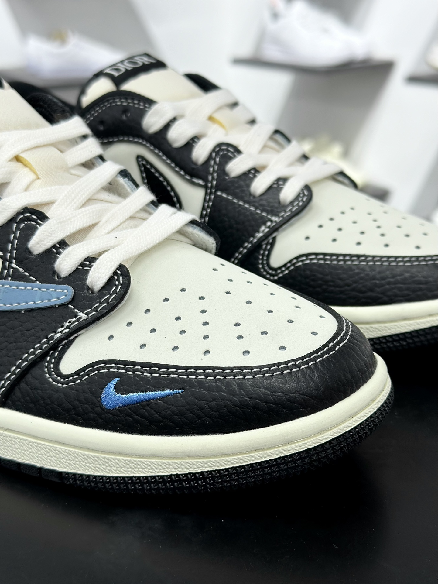 Travis Scott x Fragment Design x Air Jordan 1 Low OG SP AJ1 乔1 迪奥联名 黑白小蓝勾 低帮文化休闲板鞋 XZ5749-003-Chinese UA Cheap High Quatity Brand Clothes Bags handbags Sneakers wholesale wholesaler seller from China Factory suppliers Fashion Clothing Shoes best Quality Beautiful Price Travis Scott x Fragment Design x Air Jordan 1 Low OG SP AJ1 乔1 迪奥联名 黑白小蓝勾 低帮文化休闲板鞋 XZ5749-003