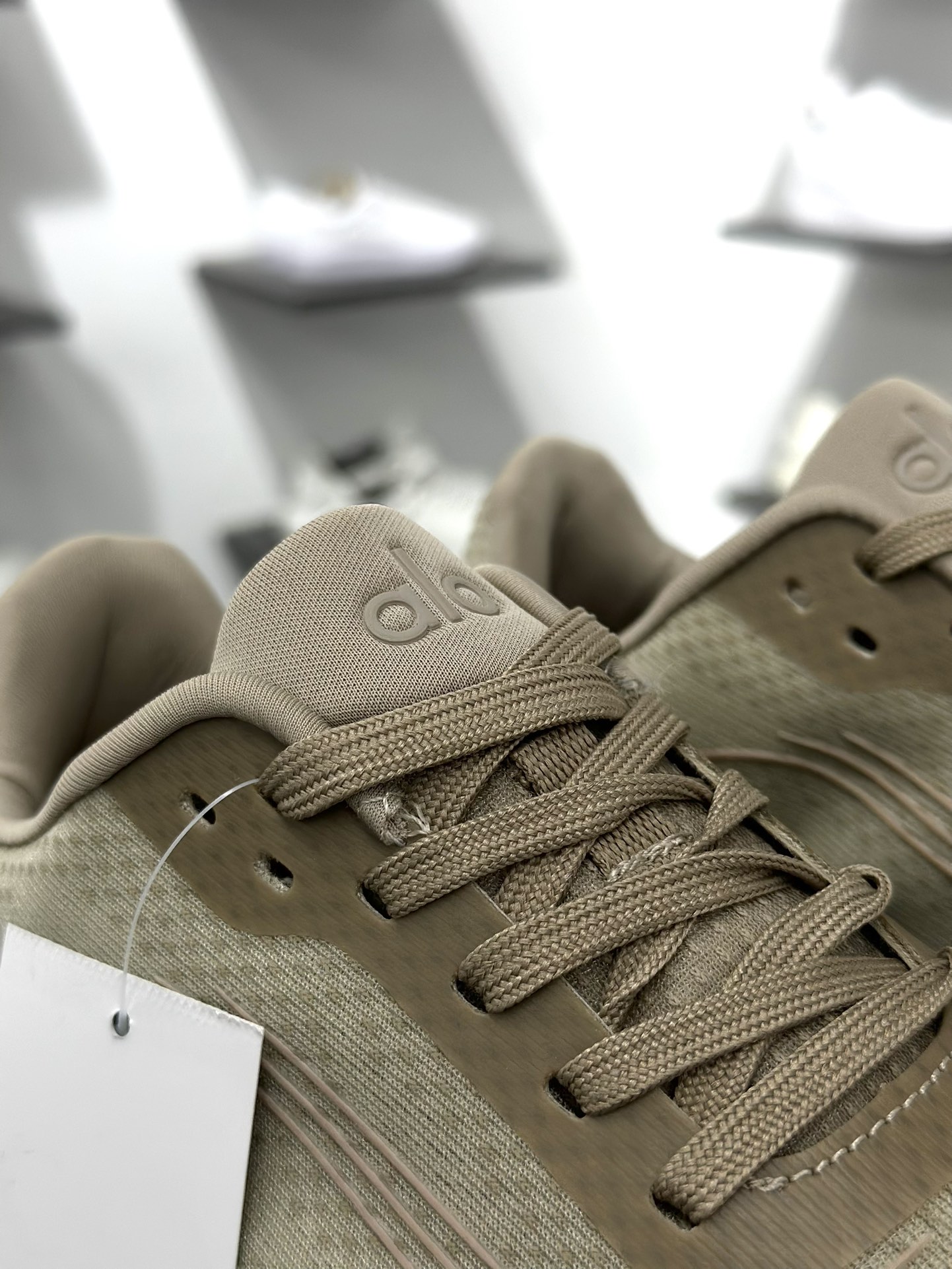 ALO alo yoga Alo Runner 卡其 舒适百搭透气低帮跑步鞋