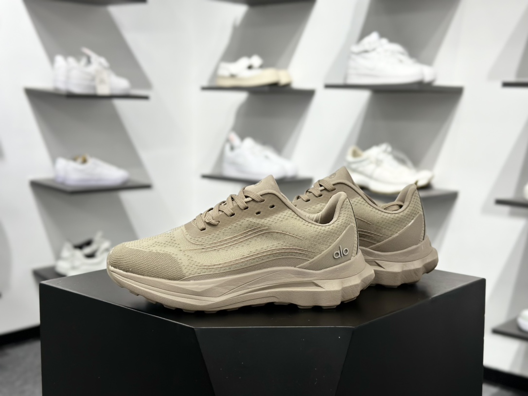 ALO alo yoga Alo Runner 卡其 舒适百搭透气低帮跑步鞋