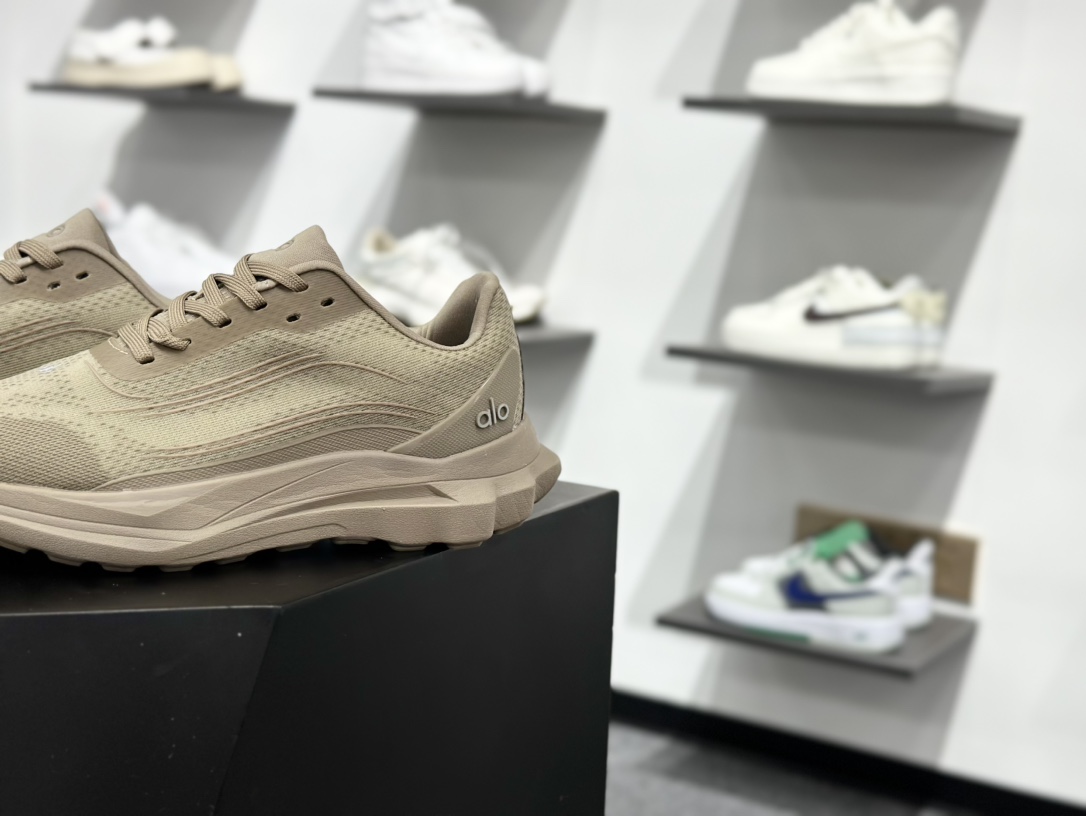 ALO alo yoga Alo Runner 卡其 舒适百搭透气低帮跑步鞋