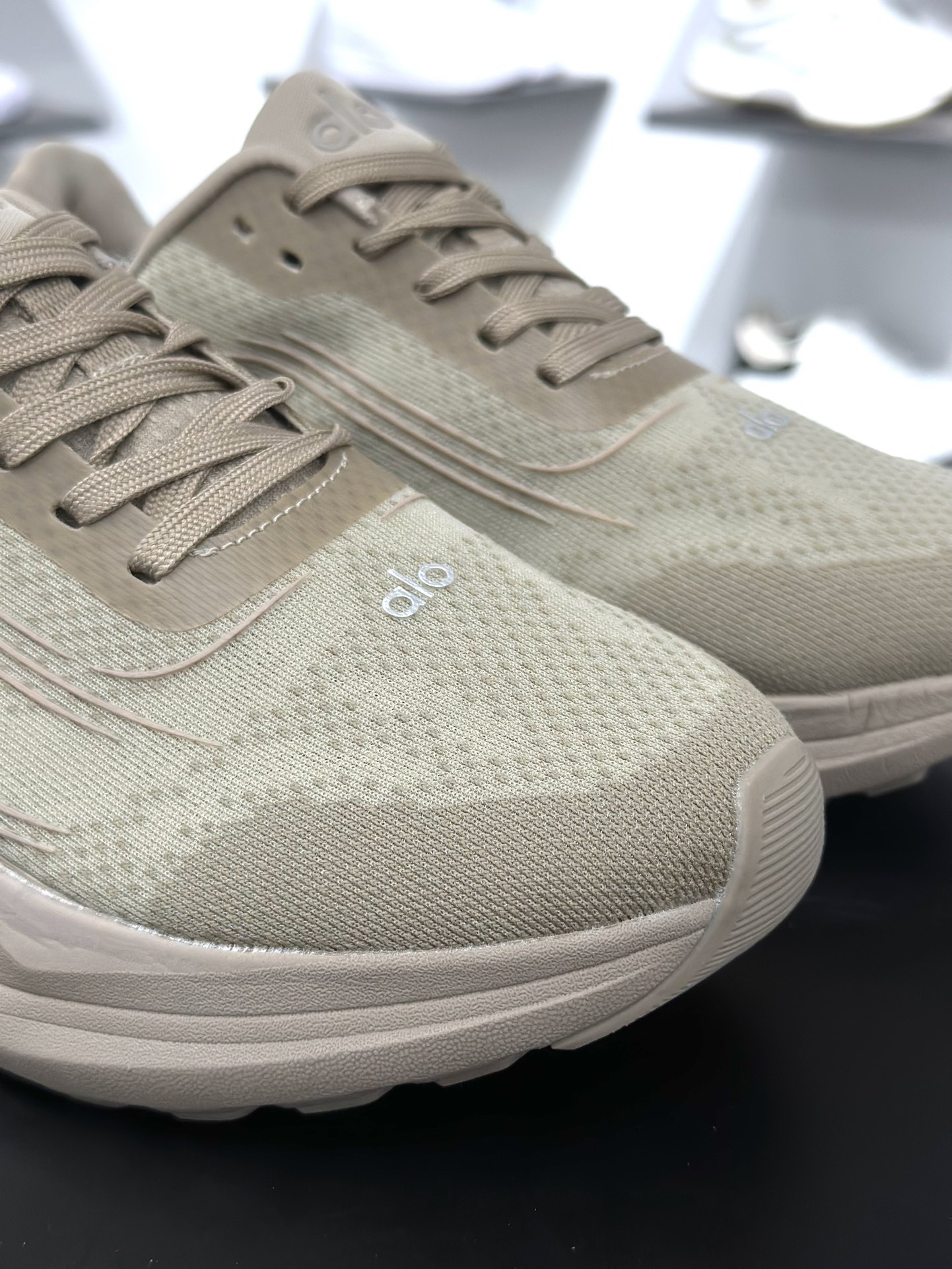 ALO alo yoga Alo Runner 卡其 舒适百搭透气低帮跑步鞋