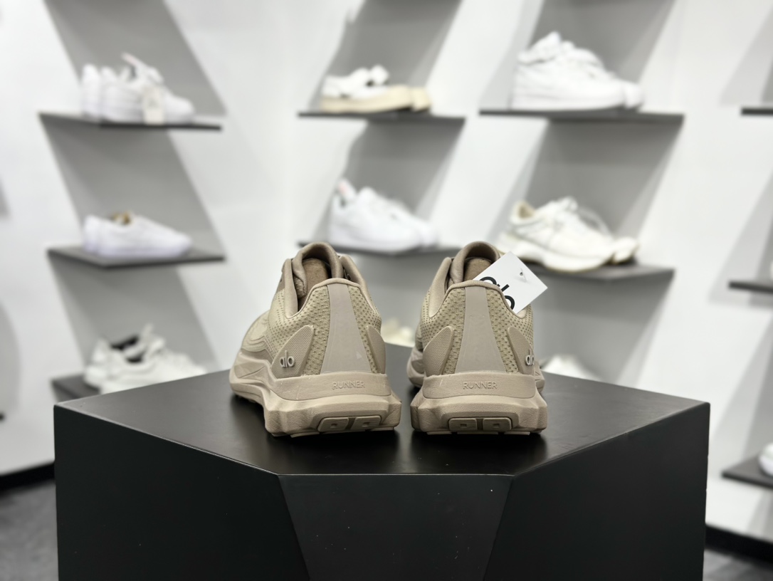 ALO alo yoga Alo Runner 卡其 舒适百搭透气低帮跑步鞋