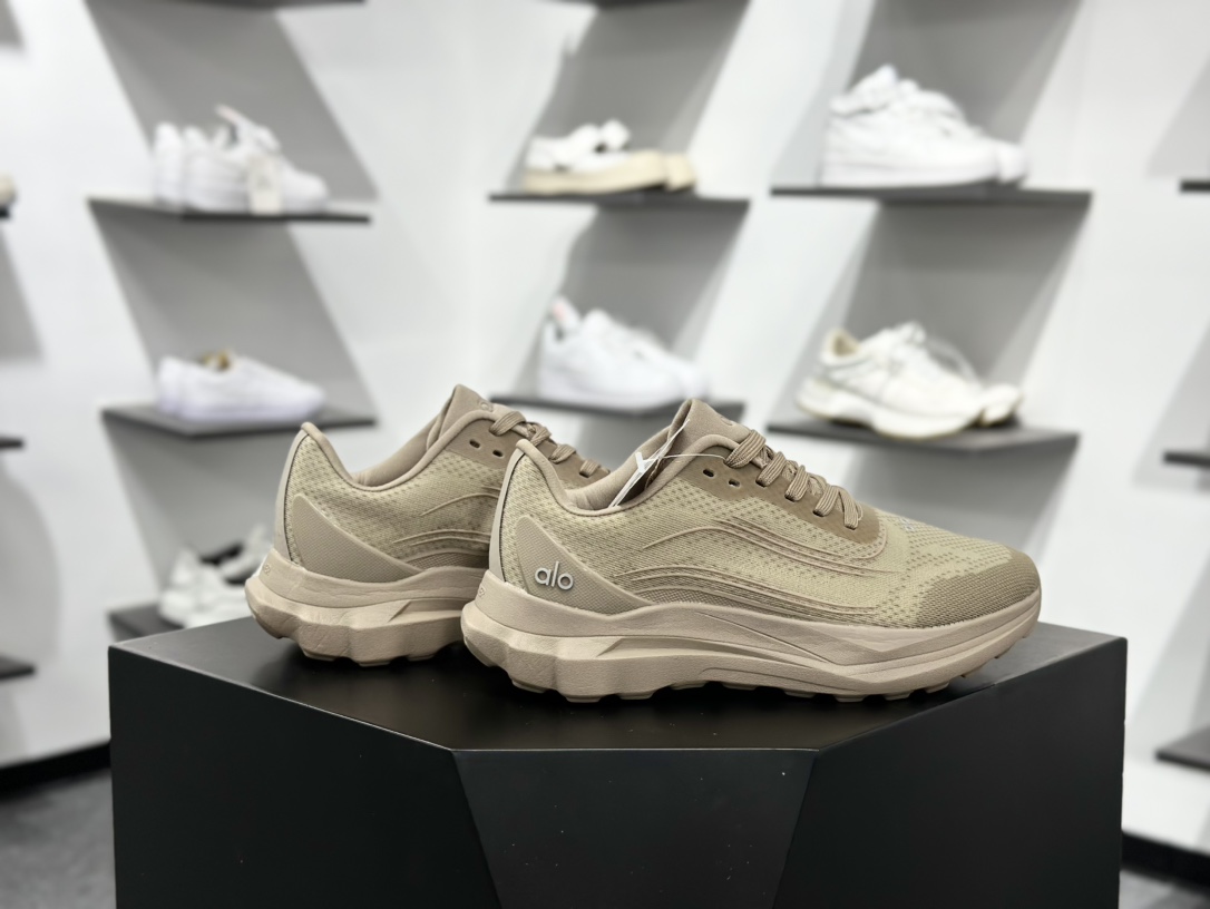 ALO alo yoga Alo Runner 卡其 舒适百搭透气低帮跑步鞋