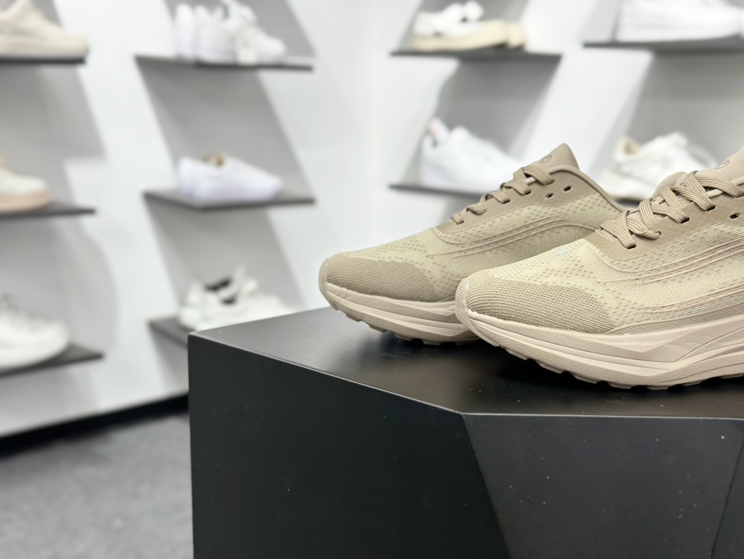 ALO alo yoga Alo Runner 卡其 舒适百搭透气低帮跑步鞋