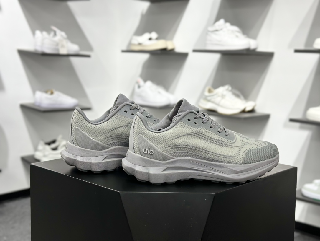 ALO alo yoga Alo Runner 深灰 舒适百搭透气低帮跑步鞋