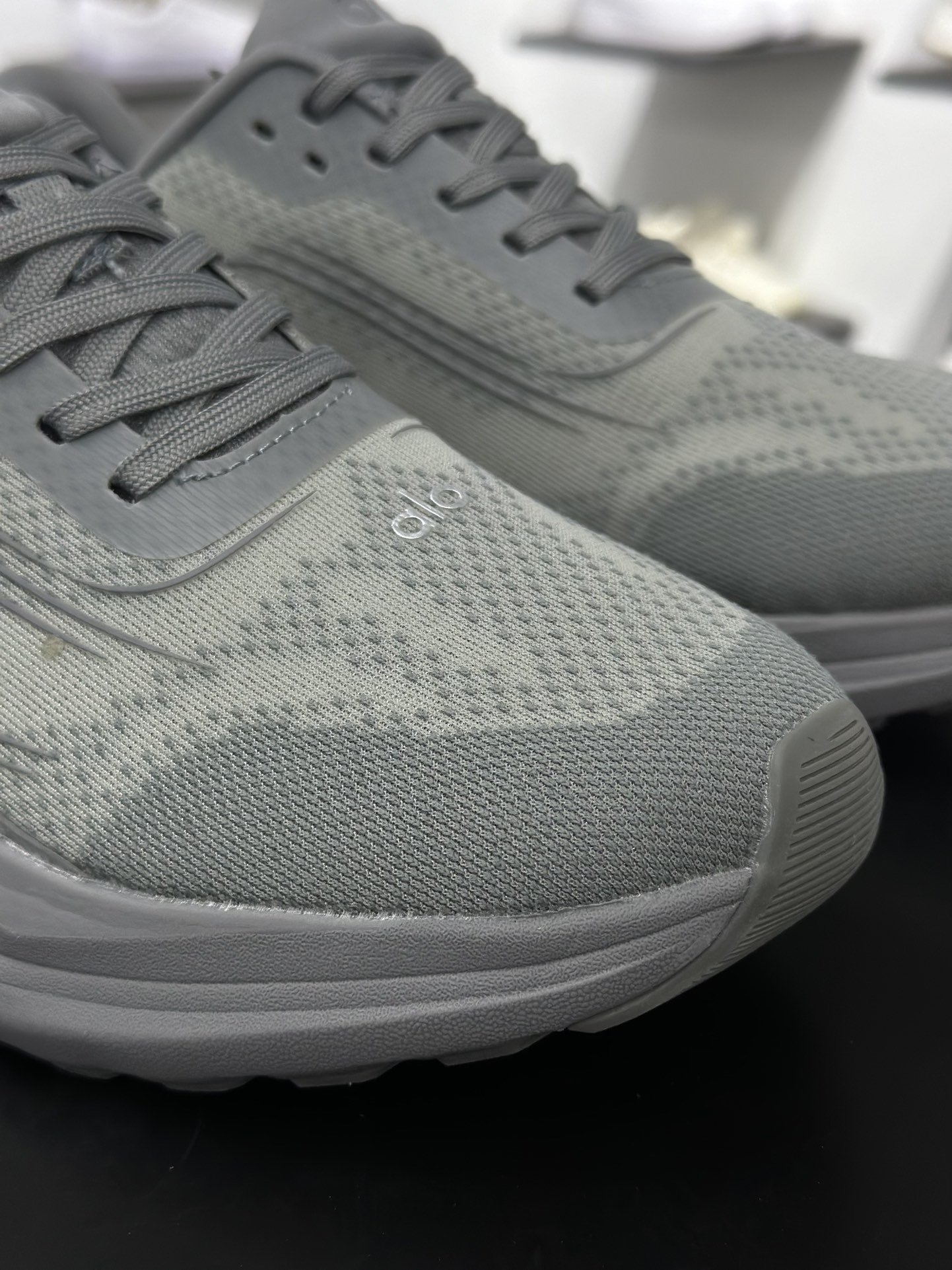 ALO alo yoga Alo Runner 深灰 舒适百搭透气低帮跑步鞋