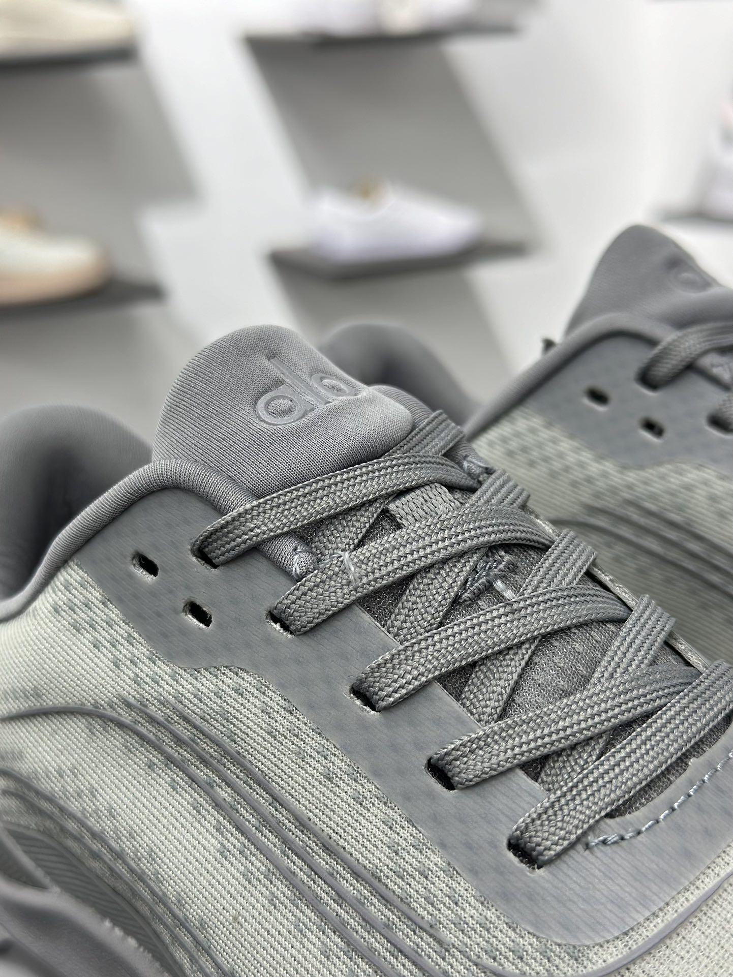 ALO alo yoga Alo Runner 深灰 舒适百搭透气低帮跑步鞋