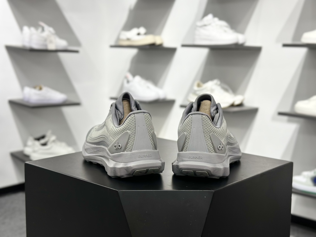 ALO alo yoga Alo Runner 深灰 舒适百搭透气低帮跑步鞋