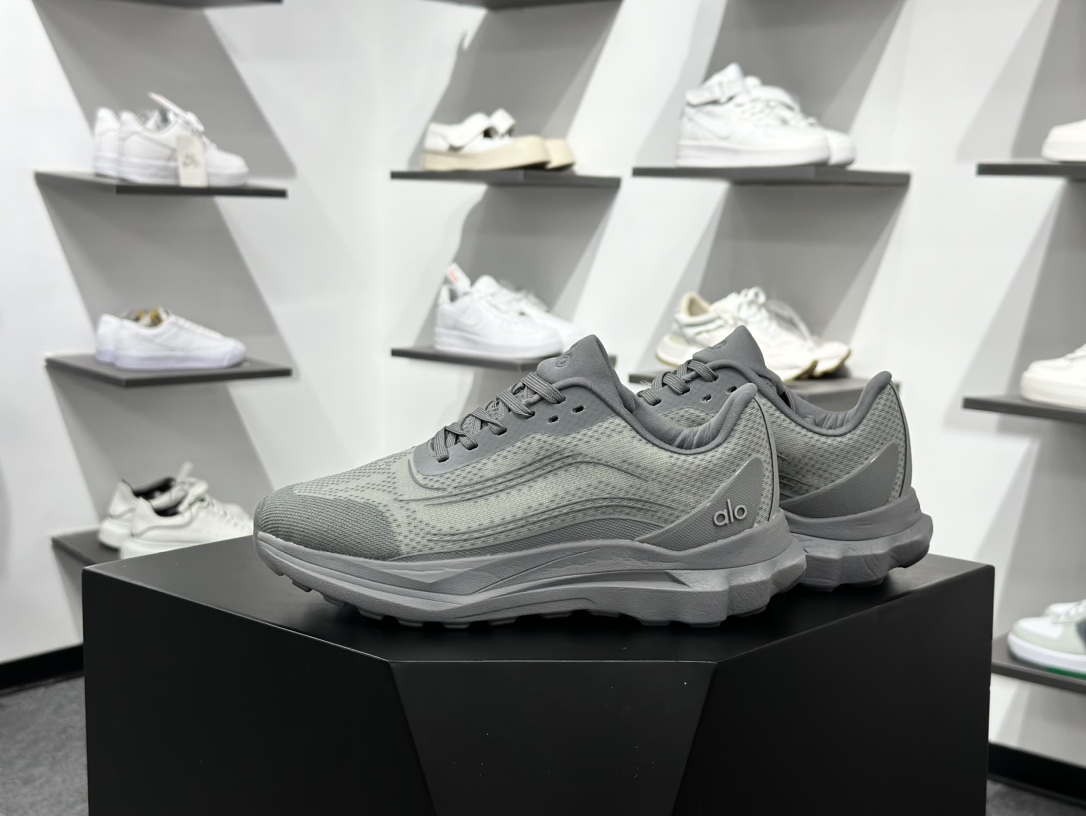 ALO alo yoga Alo Runner 深灰 舒适百搭透气低帮跑步鞋