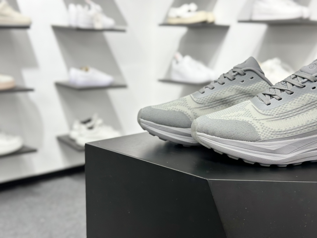 ALO alo yoga Alo Runner 深灰 舒适百搭透气低帮跑步鞋