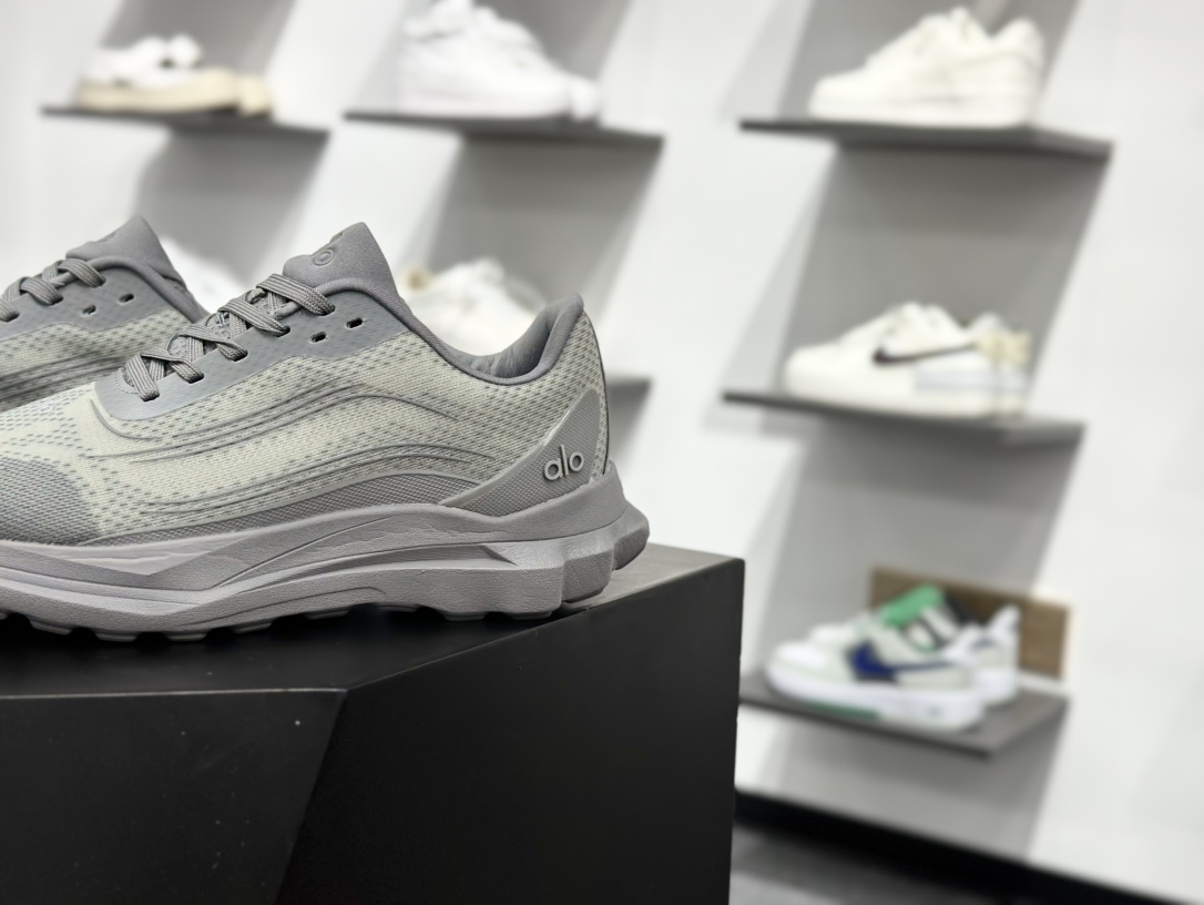 ALO alo yoga Alo Runner 深灰 舒适百搭透气低帮跑步鞋