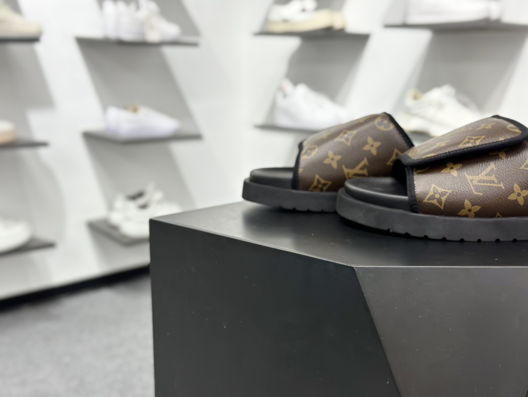 Lv Miami Damier 10配色版本 圆头一字拖鞋系列 驴家 Louis Vuitton Oasis 最新经典款拖鞋款式牛仔布