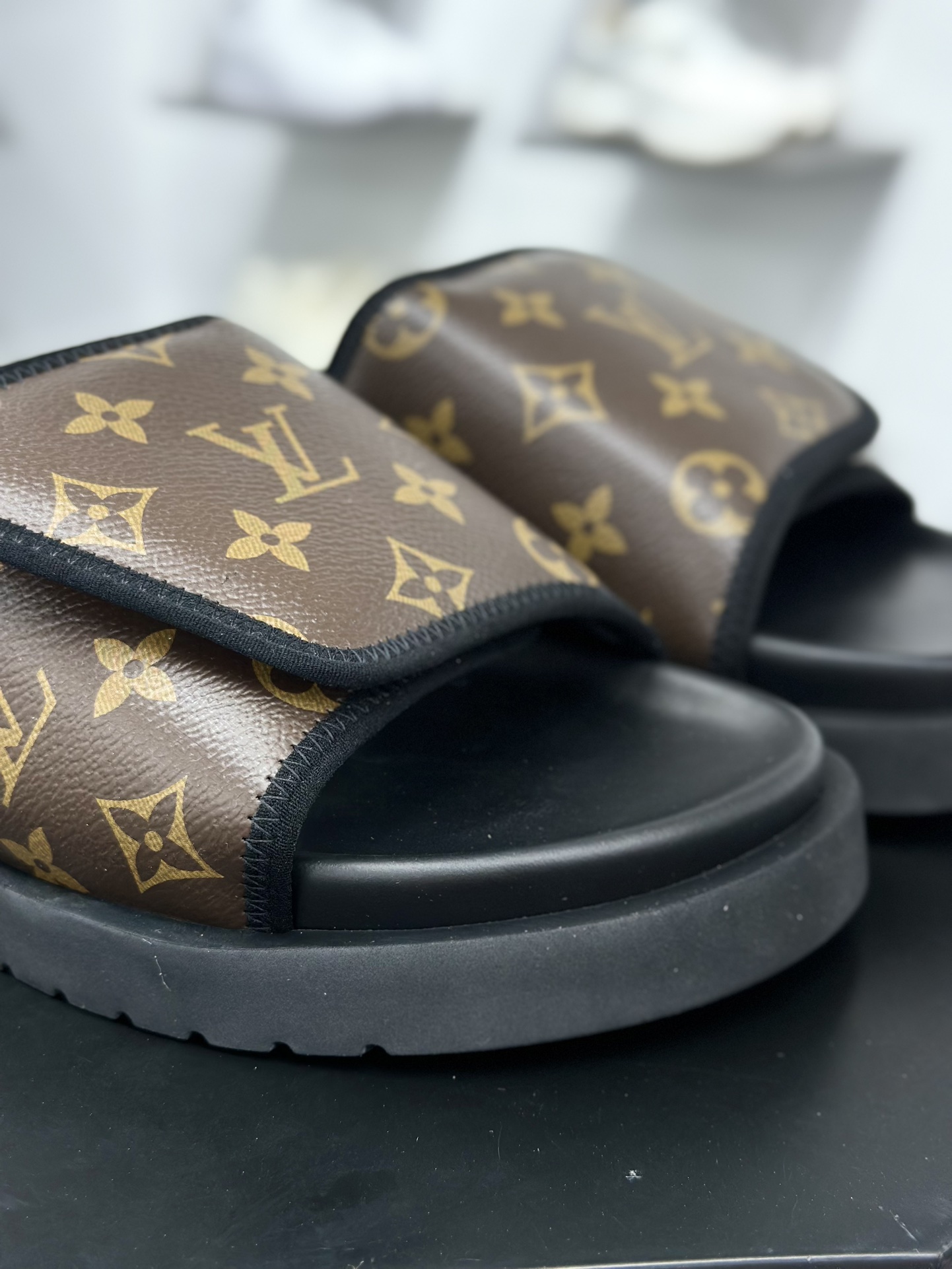 Lv Miami Damier 10配色版本 圆头一字拖鞋系列 驴家 Louis Vuitton Oasis 最新经典款拖鞋款式牛仔布