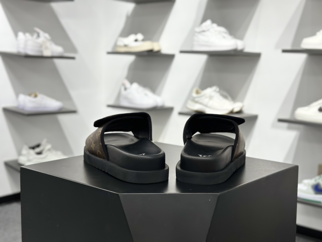 Lv Miami Damier 10配色版本 圆头一字拖鞋系列 驴家 Louis Vuitton Oasis 最新经典款拖鞋款式牛仔布