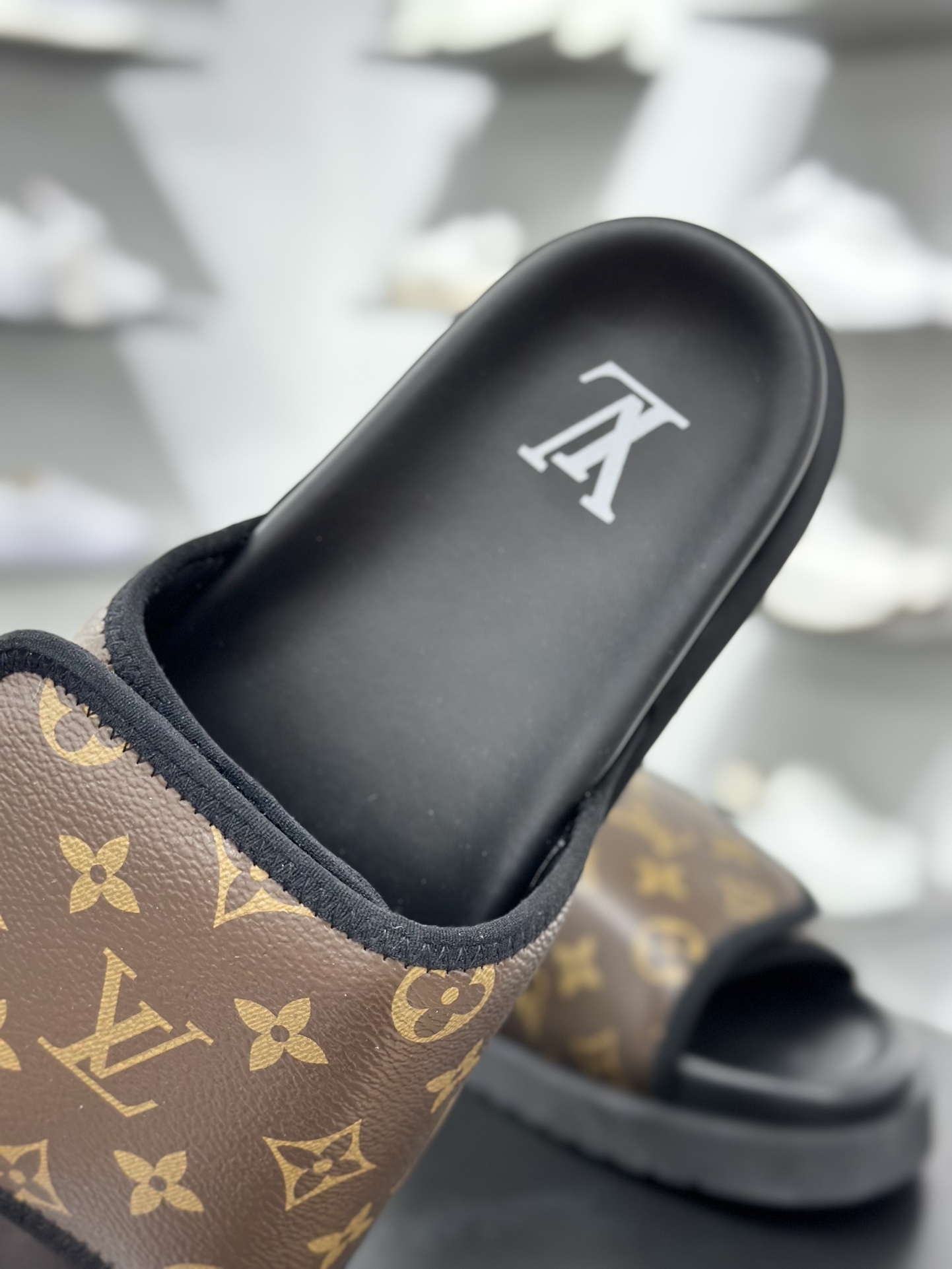 Lv Miami Damier 10配色版本 圆头一字拖鞋系列 驴家 Louis Vuitton Oasis 最新经典款拖鞋款式牛仔布