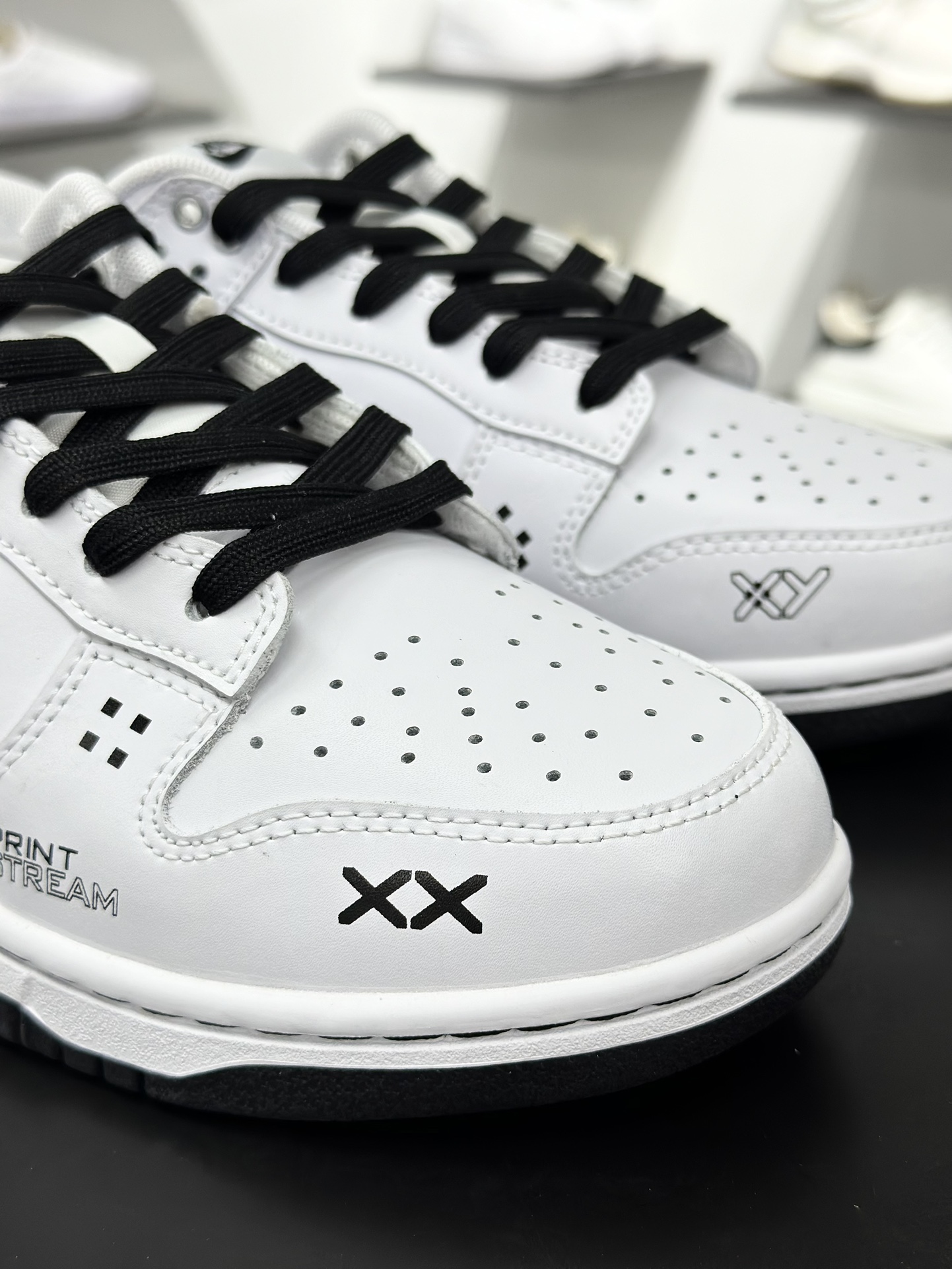 NIKE SB Dunk Low x Just Do It 白黑 WC1220 001-High Quatity Cheap Brand wholesale wholesaler seller Clothes Bags handbags Sneakers Top Fashion Clothing Shoes from China Factory Chinese suppliers best Quality Beautiful Price NIKE SB Dunk Low x Just Do It 白黑 WC1220 001