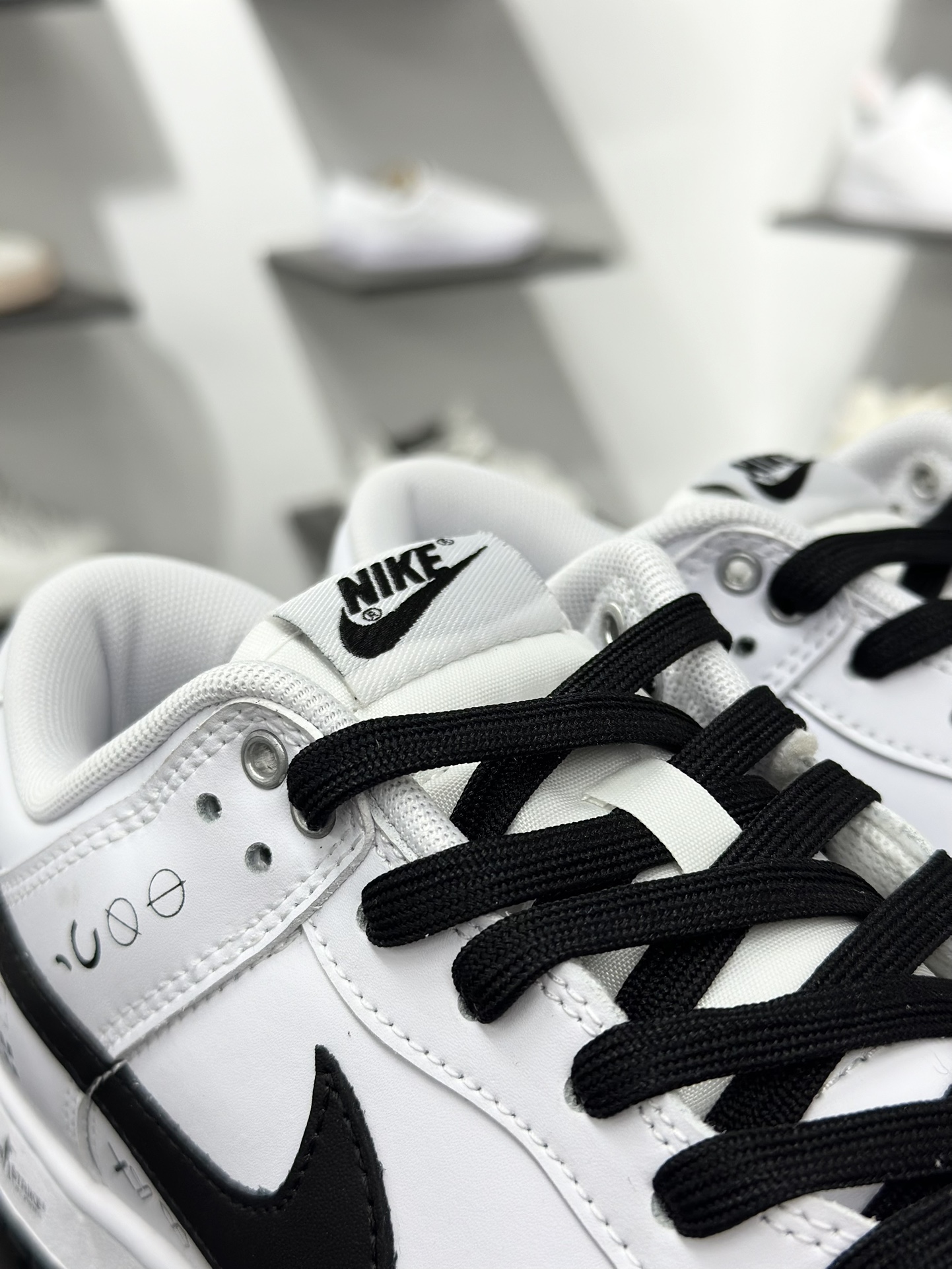 NIKE SB Dunk Low x Just Do It 白黑 WC1220 001-High Quatity Cheap Brand wholesale wholesaler seller Clothes Bags handbags Sneakers Top Fashion Clothing Shoes from China Factory Chinese suppliers best Quality Beautiful Price NIKE SB Dunk Low x Just Do It 白黑 WC1220 001