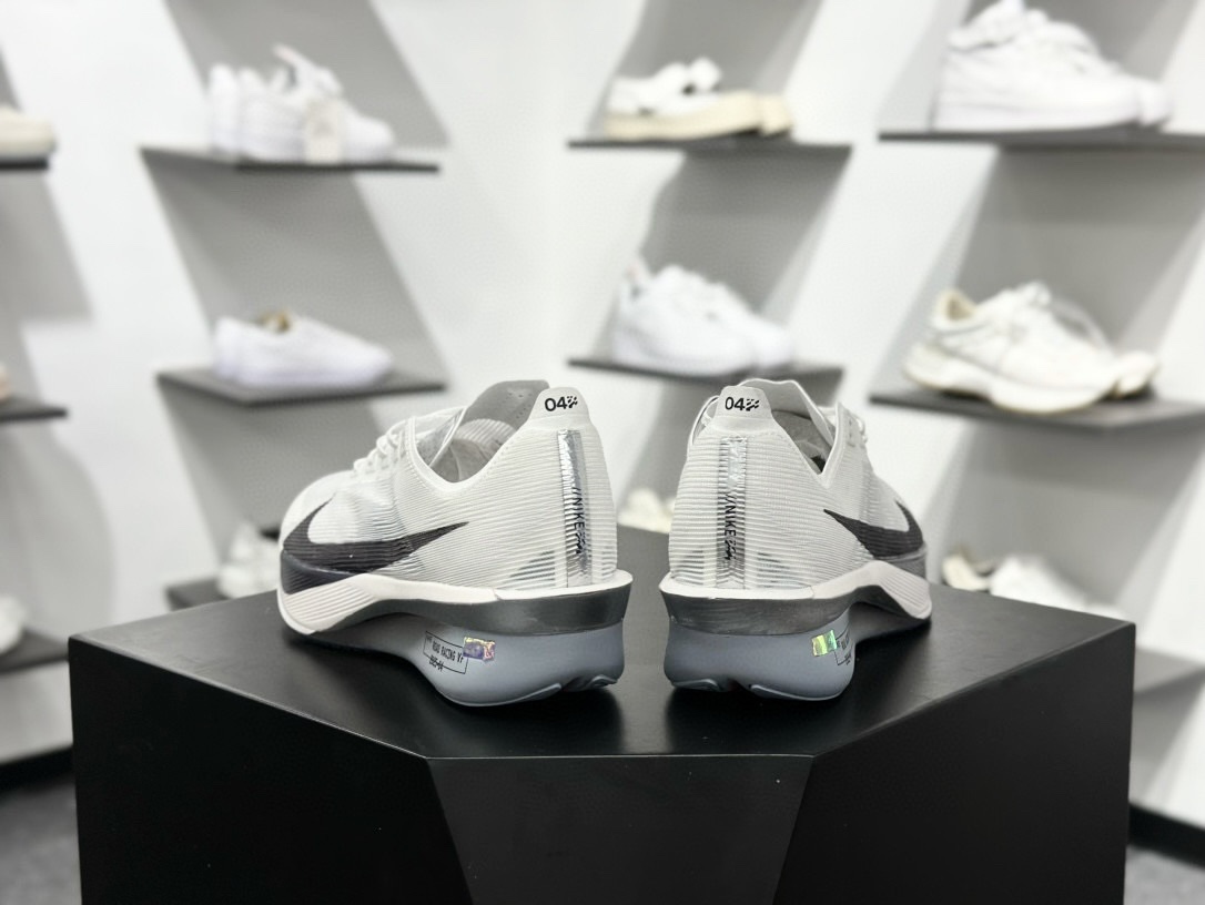 真碳版本 Nike ZoomX Vaporfly NEXT% 4 马拉松系列公路竞速超轻缓震跑步鞋 HF6414-100