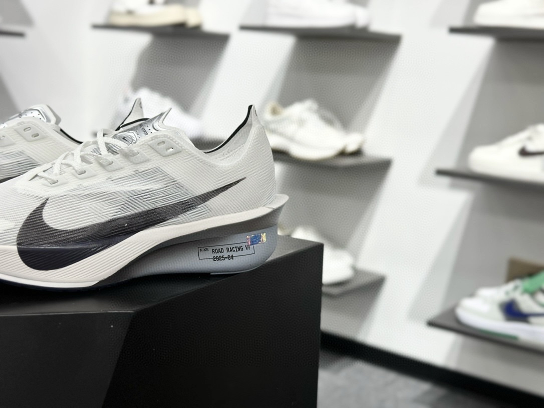 真碳版本 Nike ZoomX Vaporfly NEXT% 4 马拉松系列公路竞速超轻缓震跑步鞋 HF6414-100