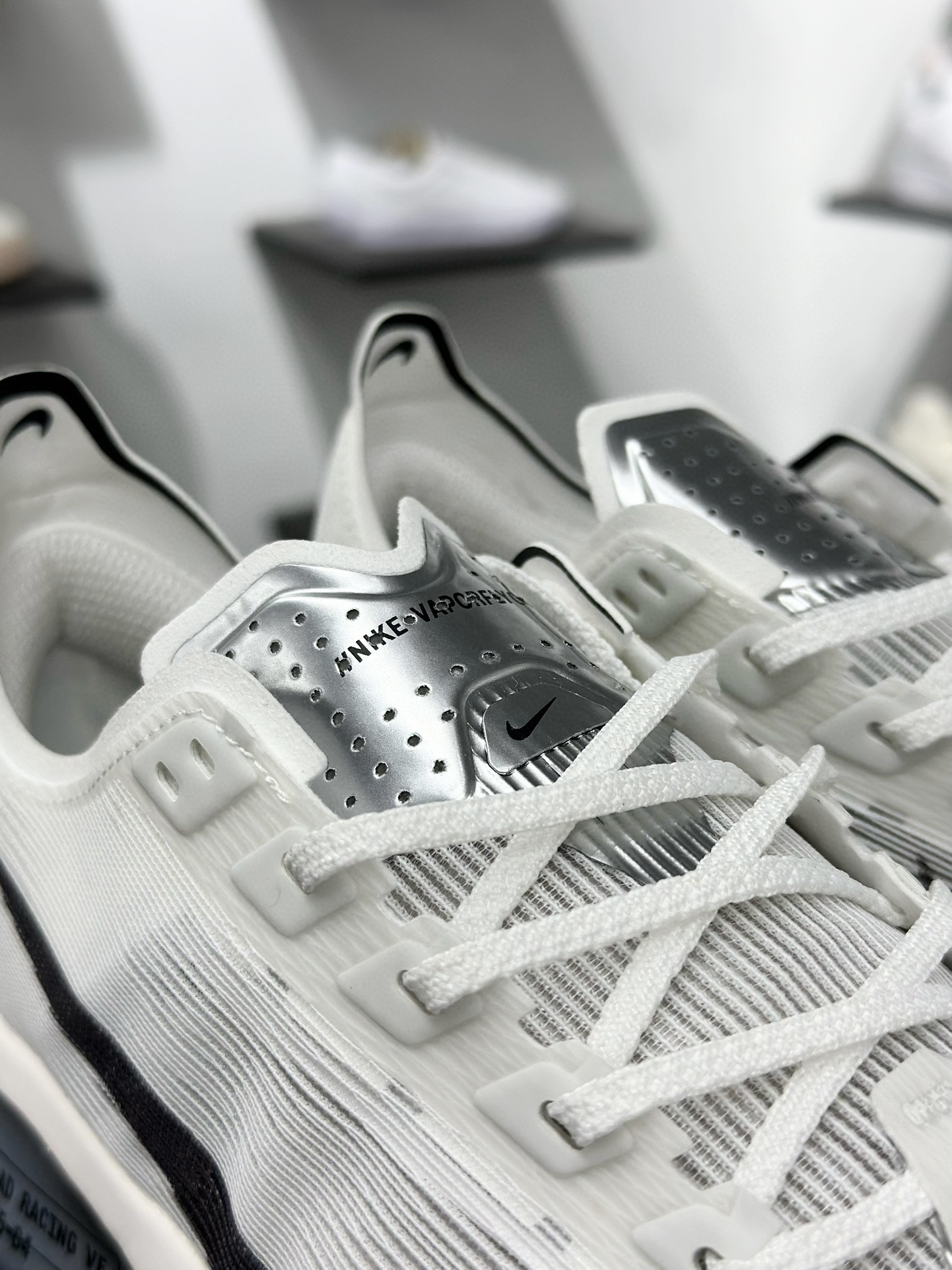 真碳版本 Nike ZoomX Vaporfly NEXT% 4 马拉松系列公路竞速超轻缓震跑步鞋 HF6414-100