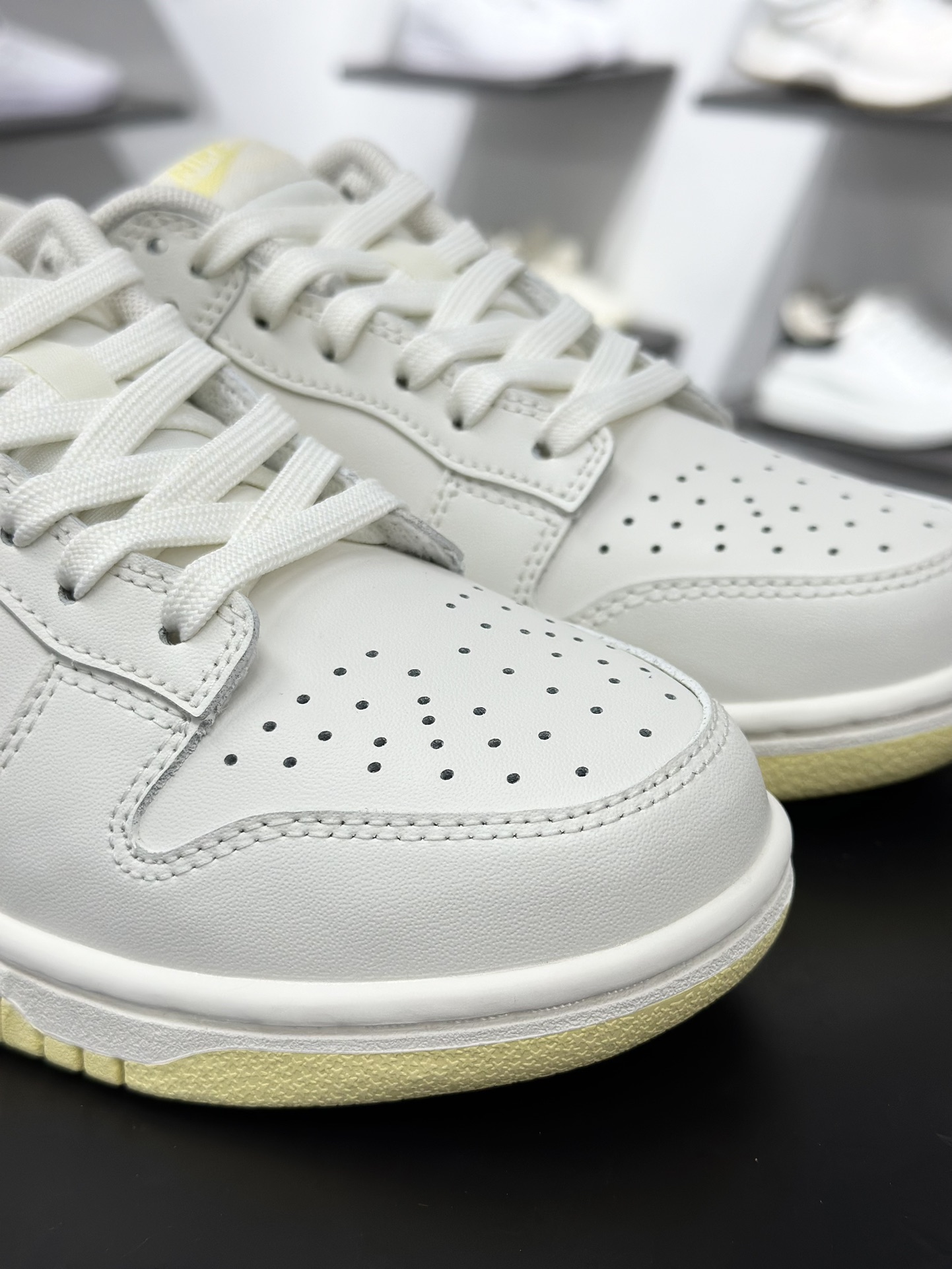 Nike Dunk Low 云纱蜜境 此款采用杏仁奶白色的鞋面 WY0406-020