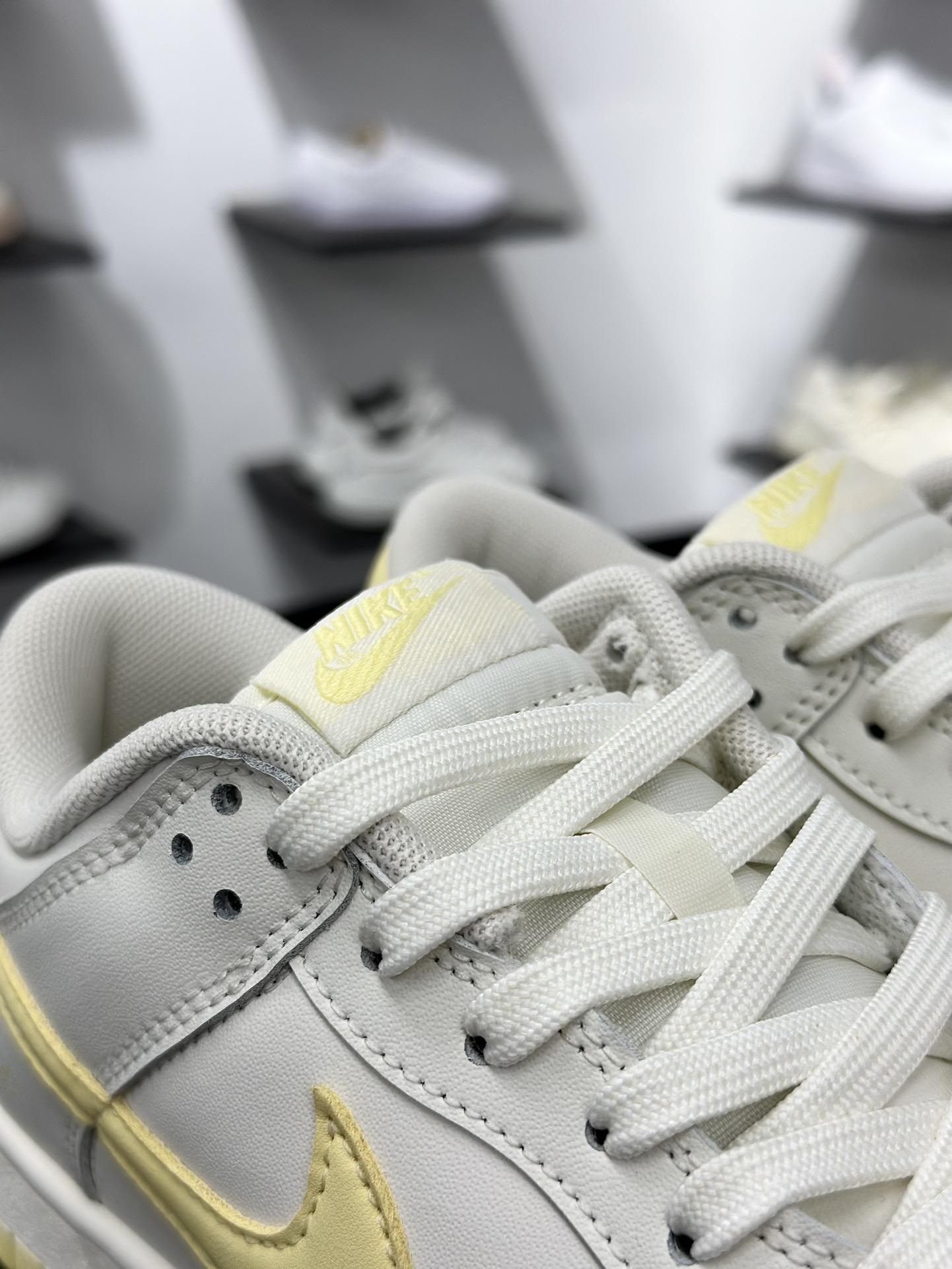 Nike Dunk Low 云纱蜜境 此款采用杏仁奶白色的鞋面 WY0406-020