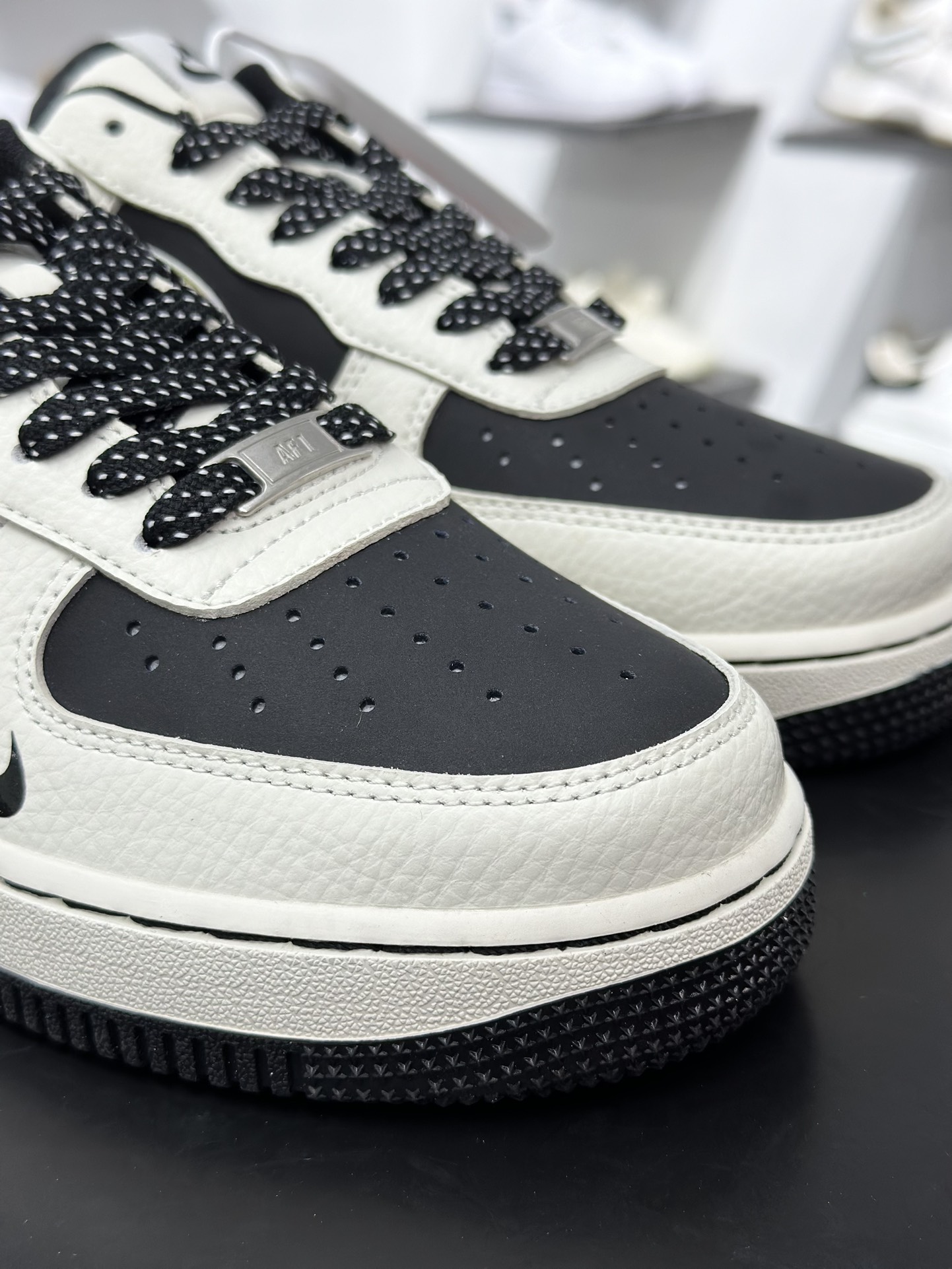 Louis Vuitton x Nike Air Force 1 07 LV8 Low”LV Monogram”空军一号板鞋“皮革米白黑牛仔LV印标” LW9279-001