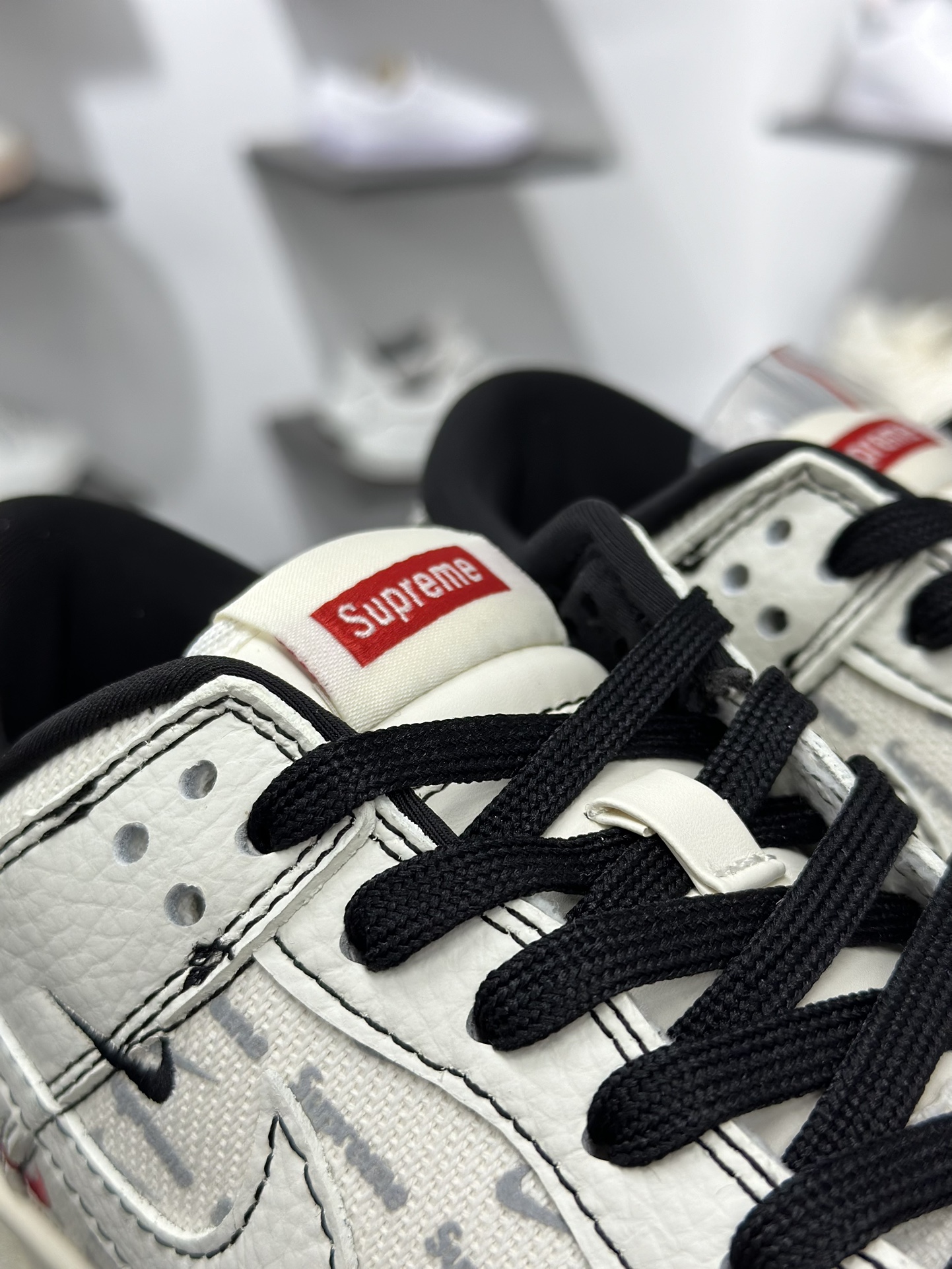 260 Nike SB Dunk Low x Supreme 白黑三小勾 SC9207-424