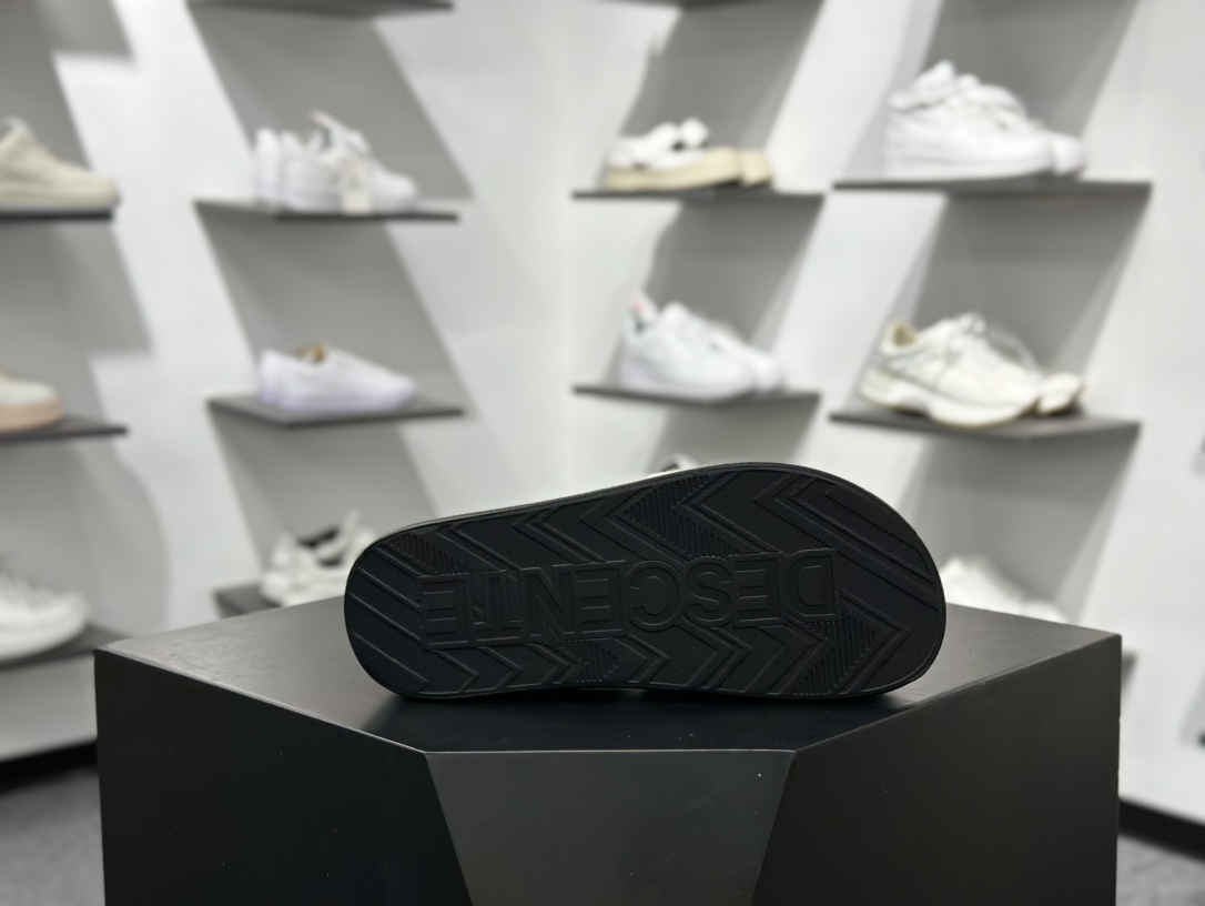 180 迪桑特·DESCENTE Slides ”Black”室外系列夏季沙滩休闲运动一字拖鞋“白黑徽标”SP322LS91 WT