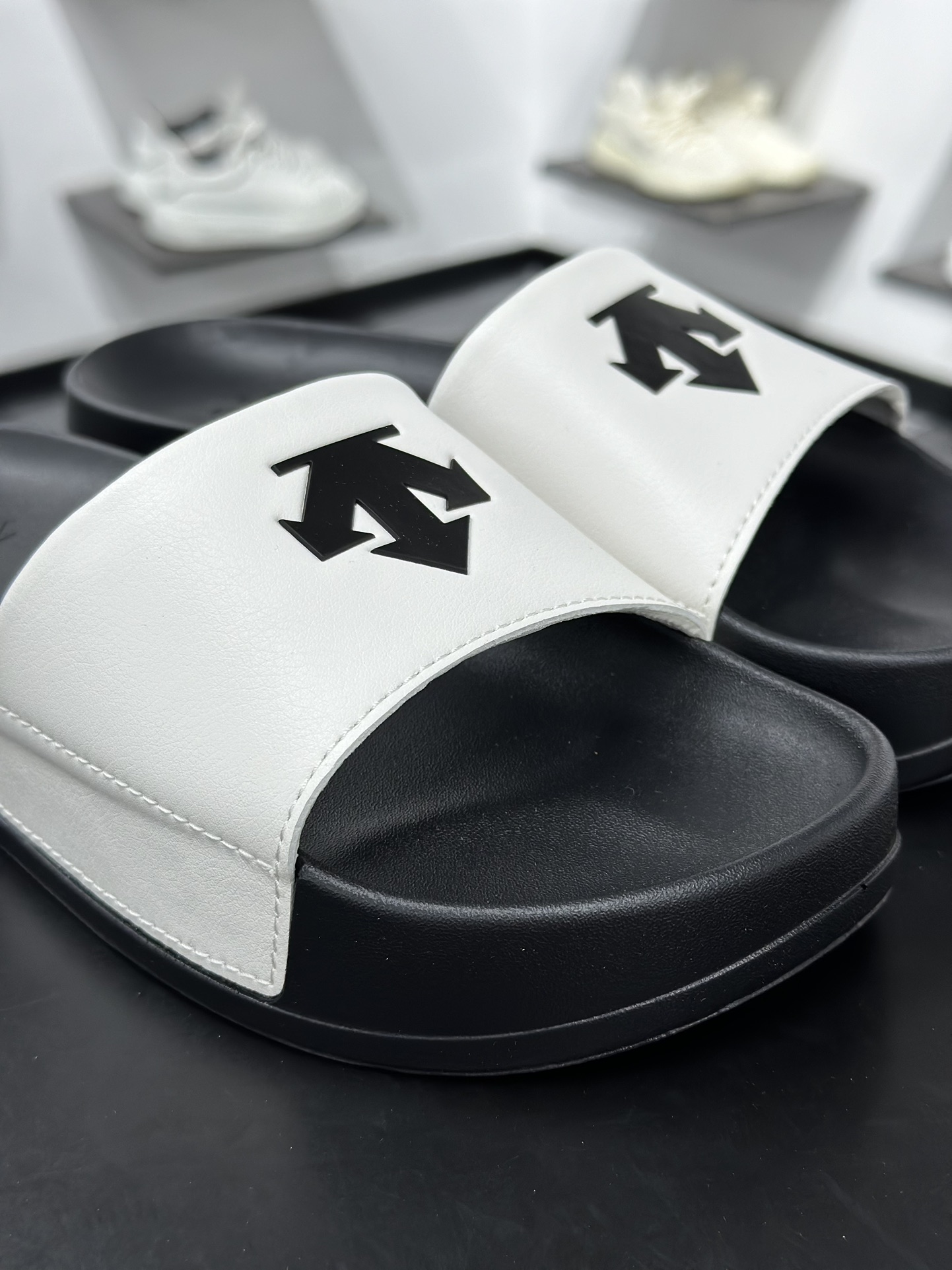 180 迪桑特·DESCENTE Slides ”Black”室外系列夏季沙滩休闲运动一字拖鞋“白黑徽标”SP322LS91 WT