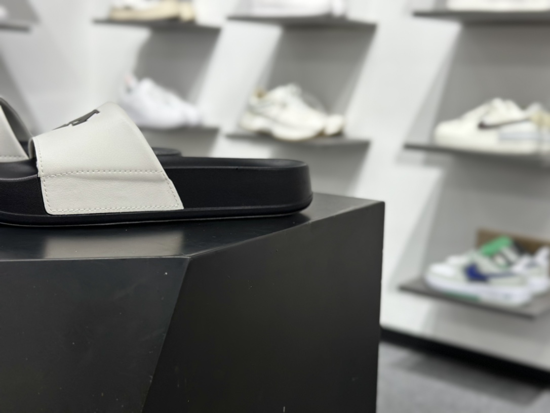 180 迪桑特·DESCENTE Slides ”Black”室外系列夏季沙滩休闲运动一字拖鞋“白黑徽标”SP322LS91 WT