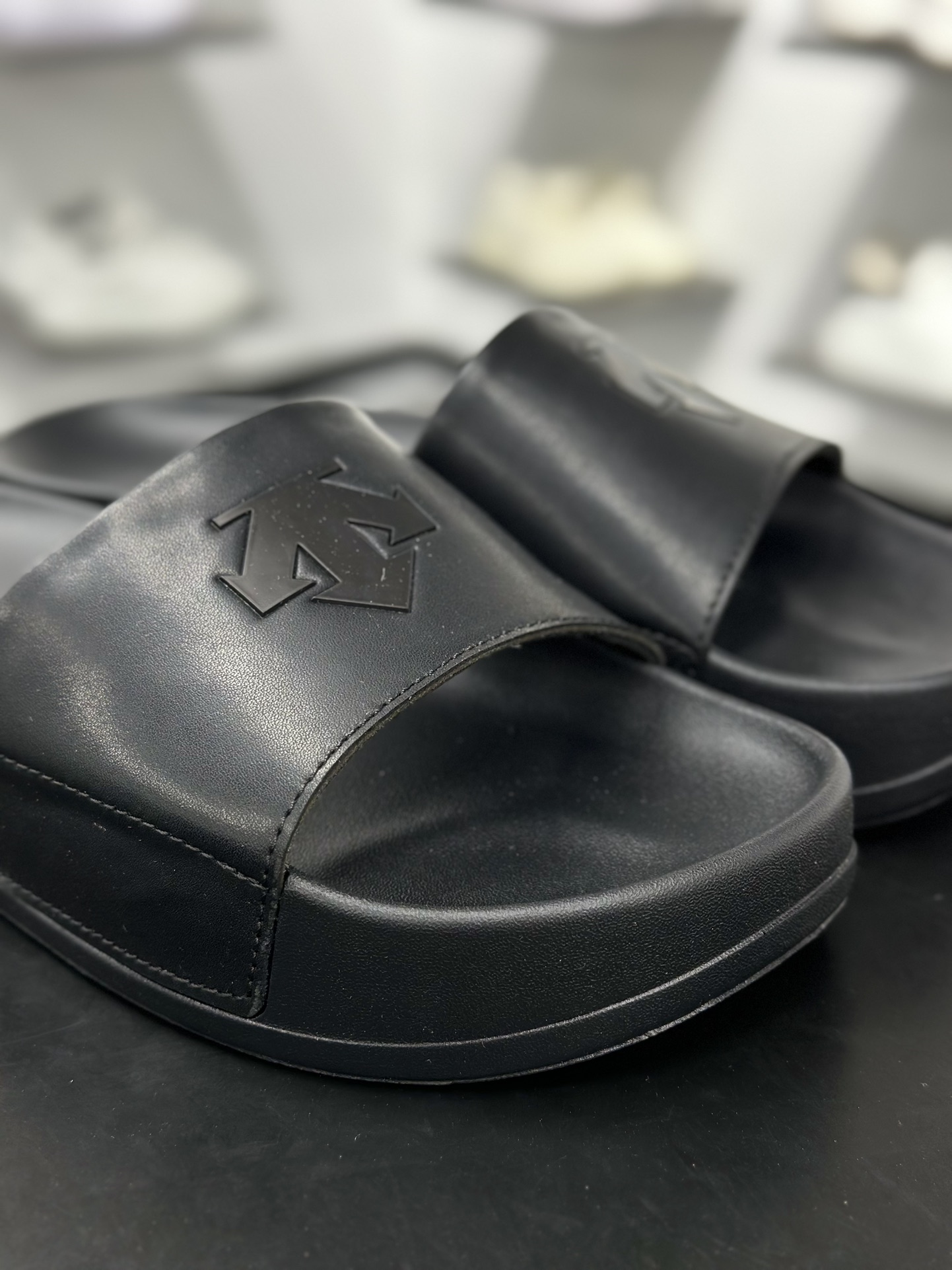 180 迪桑特·DESCENTE Slides ”Black”室外系列夏季沙滩休闲运动一字拖鞋“全黑徽标”SP322LSD91 859303