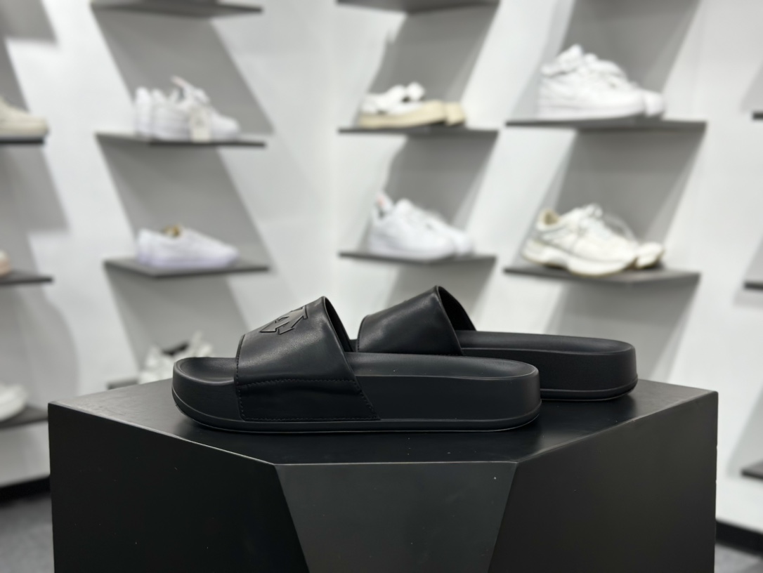 180 迪桑特·DESCENTE Slides ”Black”室外系列夏季沙滩休闲运动一字拖鞋“全黑徽标”SP322LSD91 859303