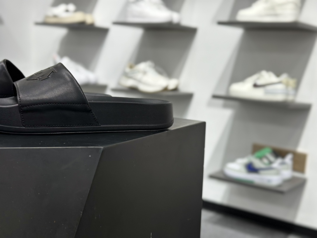 180 迪桑特·DESCENTE Slides ”Black”室外系列夏季沙滩休闲运动一字拖鞋“全黑徽标”SP322LSD91 859303